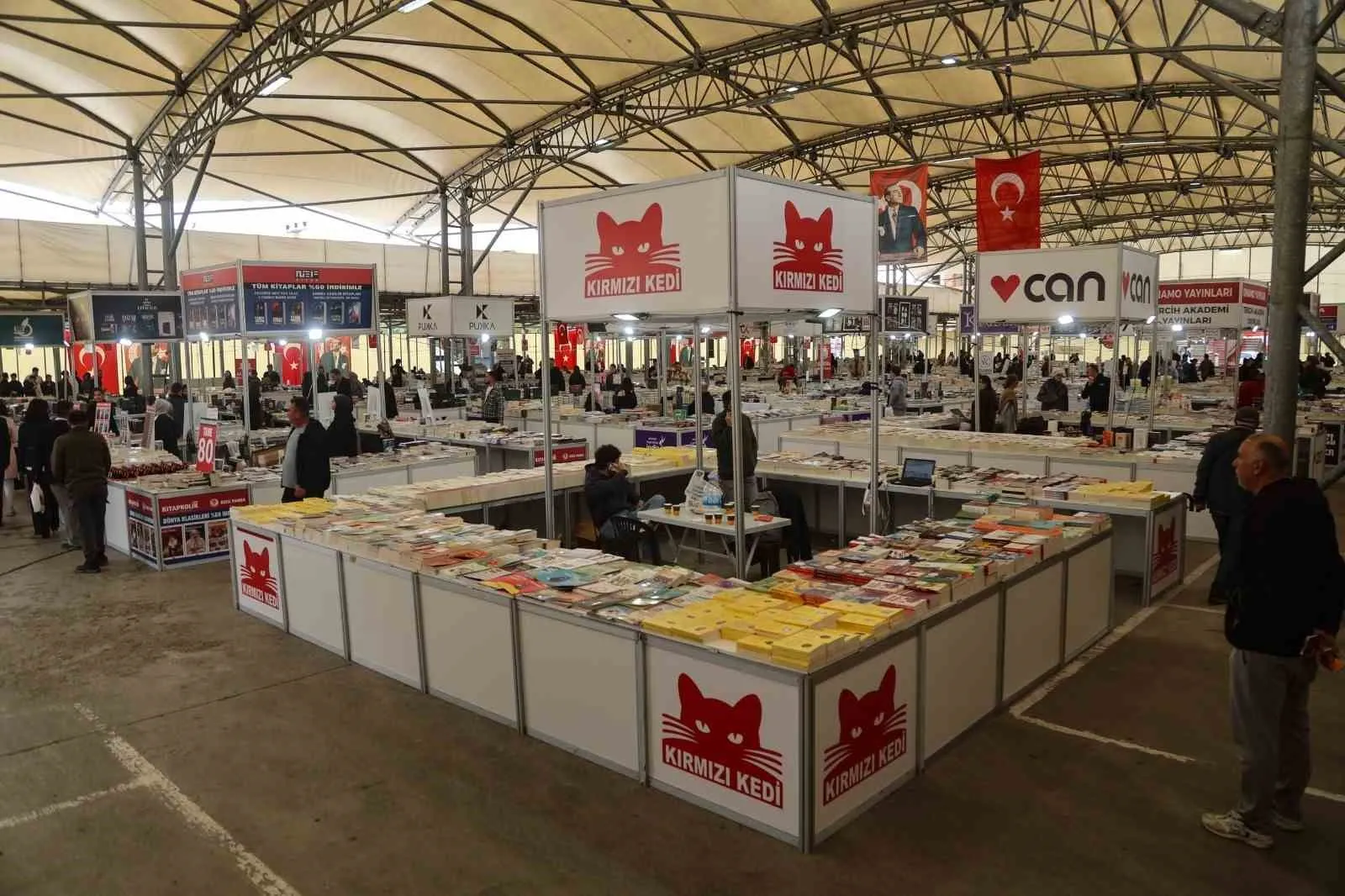 Uşak’ta edebiyat rüzgarı: Kitapseverler yazarlarla buluşuyor