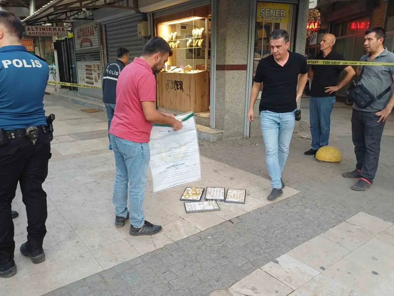 Salihli'de kuyumcu dehşeti: Esnafın kahramanca müdahalesi faciayı önledi