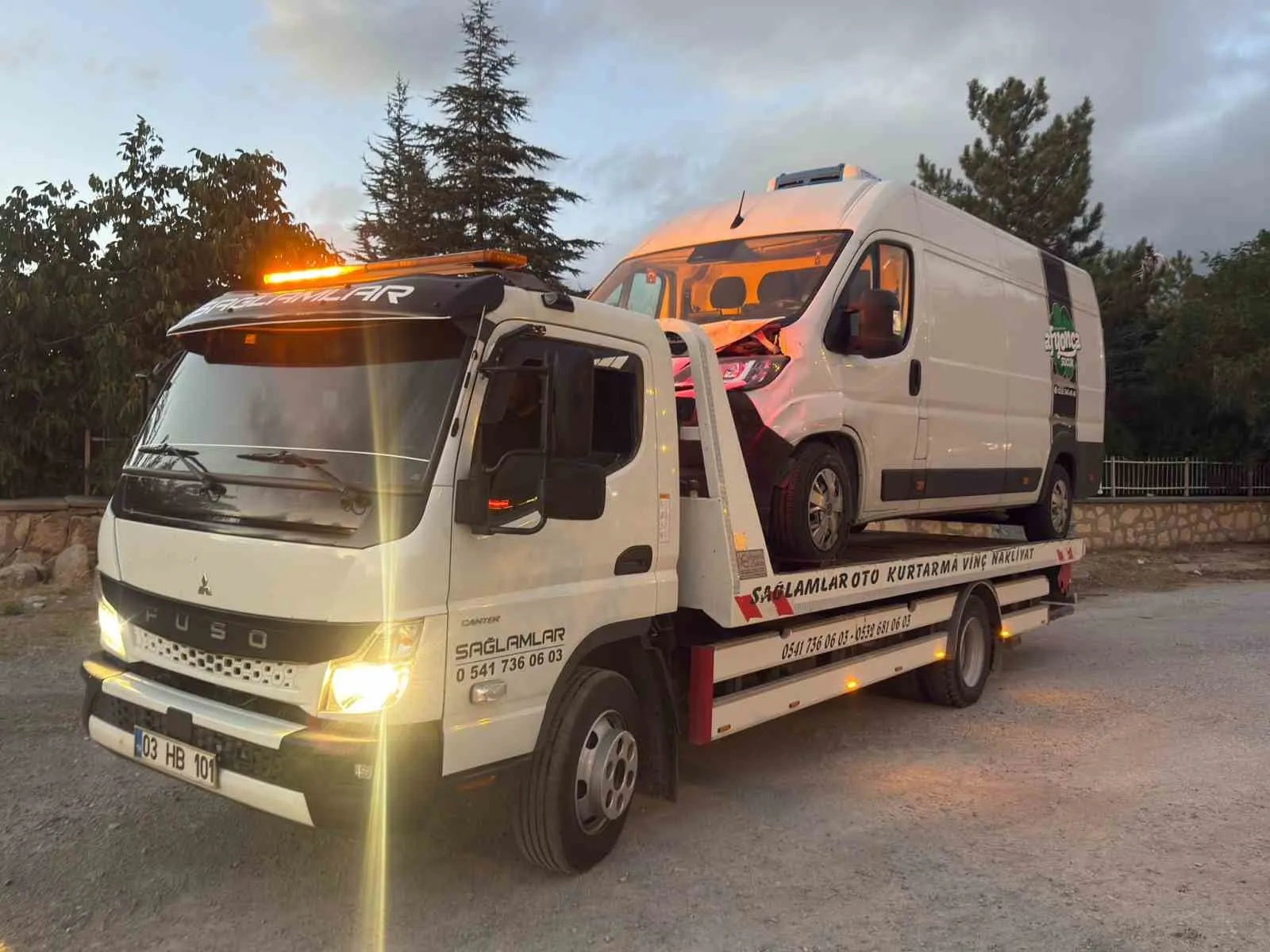 Afyonkarahisar yolunda korkutan çarpışma: 3 yaralı