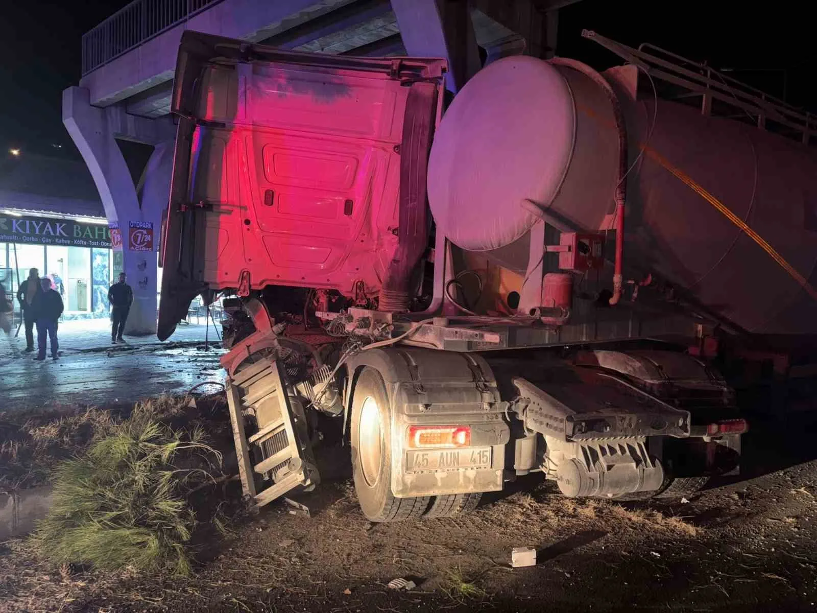 Söke yolunda gece yarısı dehşeti: Beton ayağa çarpan tır hurdaya döndü