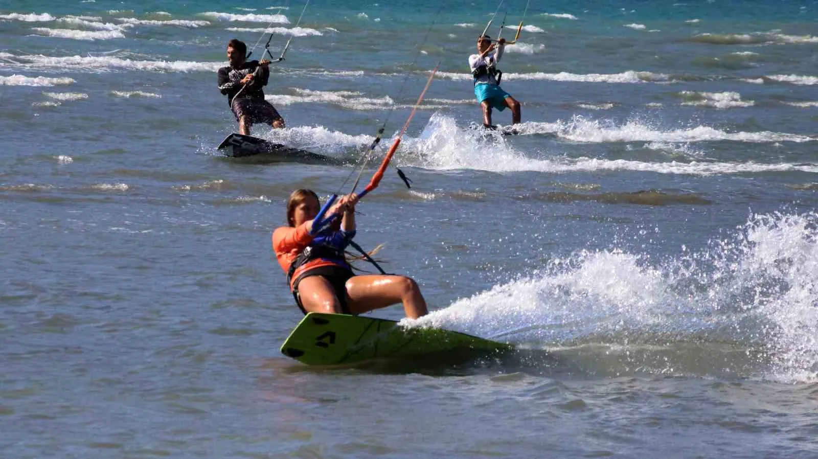 Rüzgarın kalbi Akyaka’da atıyor: Kiteboard’un yıldızları Avrupa şampiyonluğu için buluştu