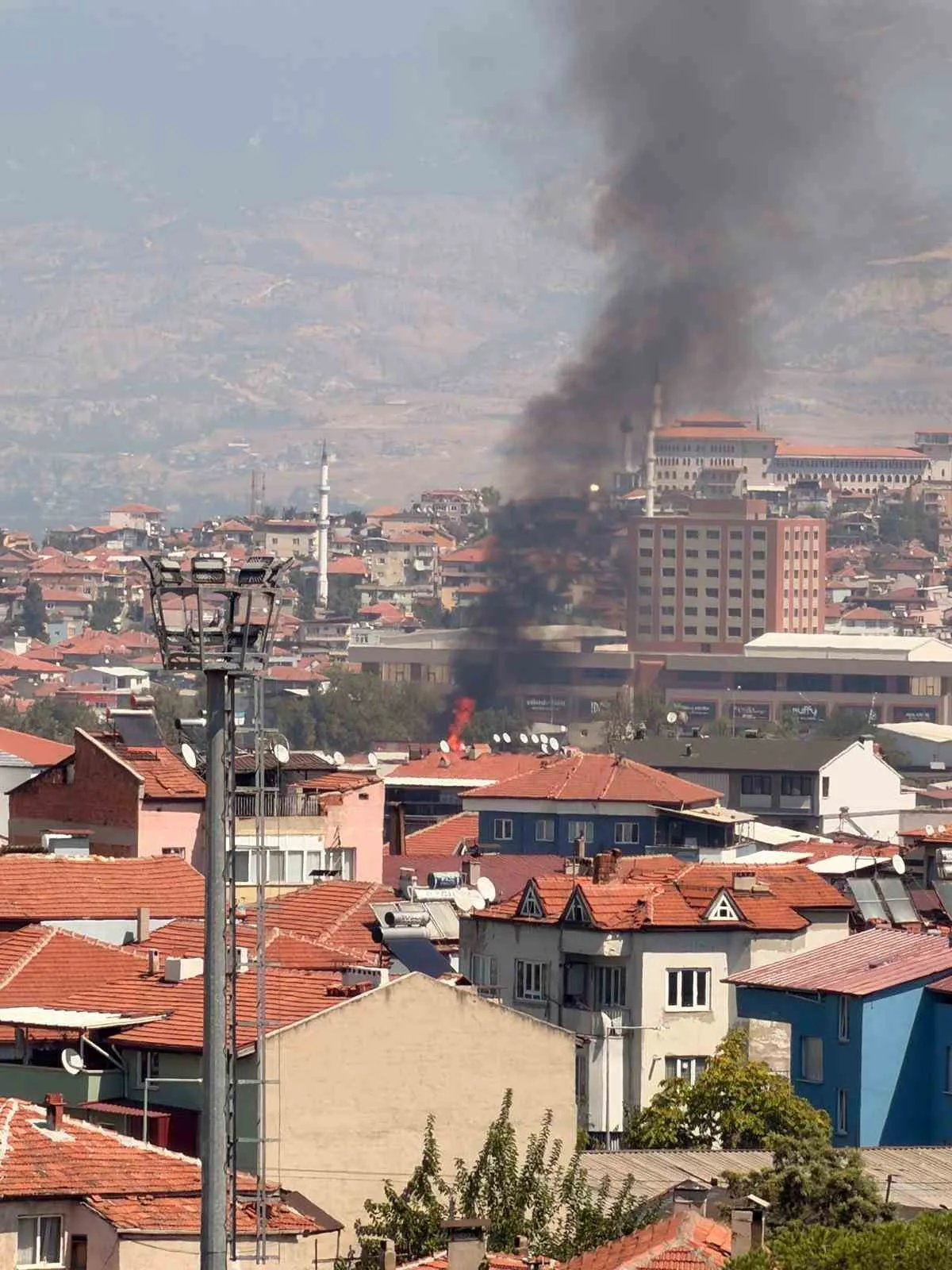 Denizli’de Palet Fabrikasında Alevlere Müdahale Sürüyor