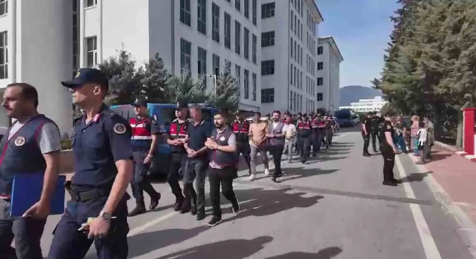 Denizli'de hırsızlık şüphelilerine ailelerinden şok tepki: Yüzünüze tükürdüler