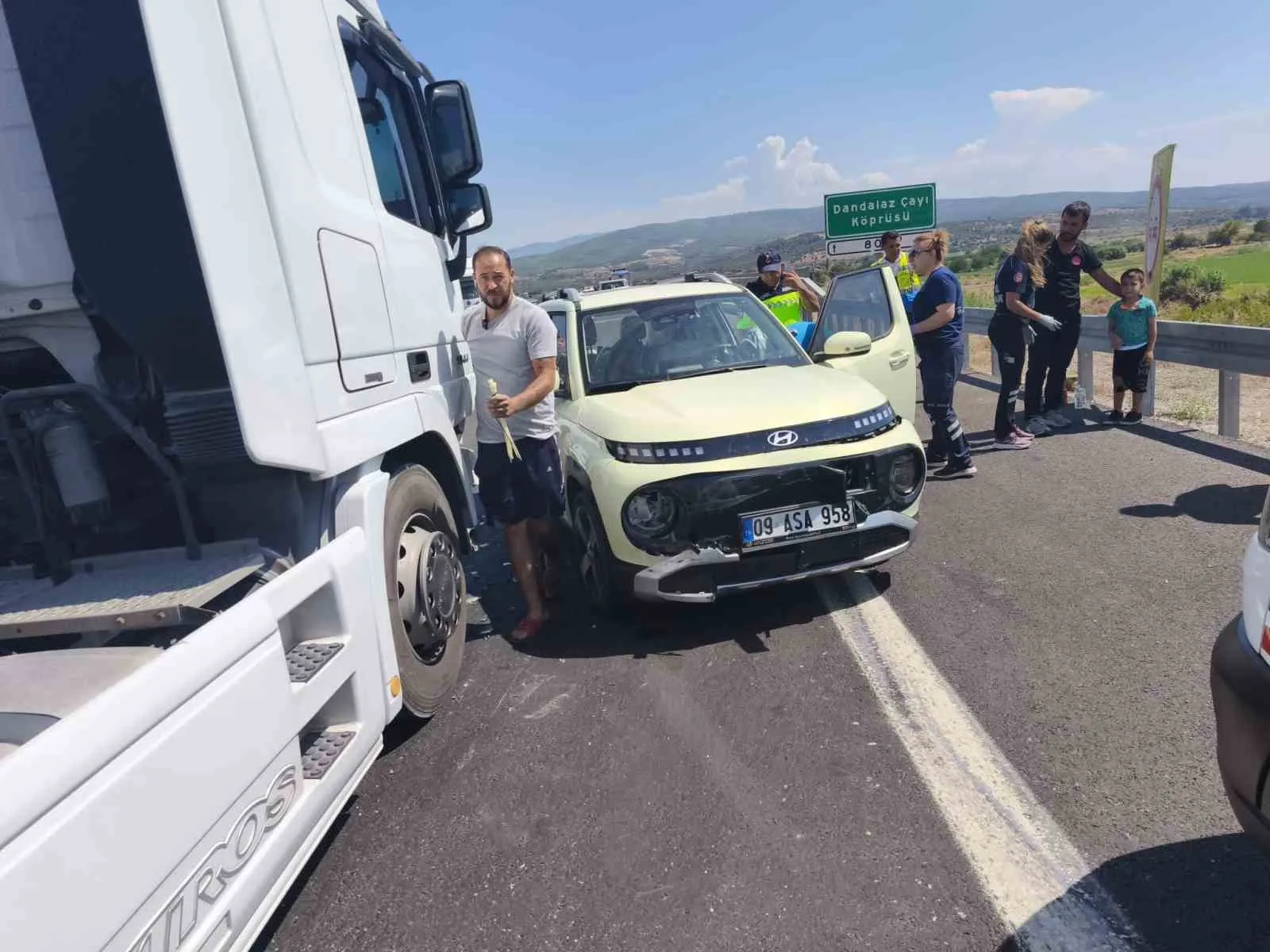 Otoyolda korku dolu anlar: Tırın biçtiği otomobilde 3 kişi yaralandı