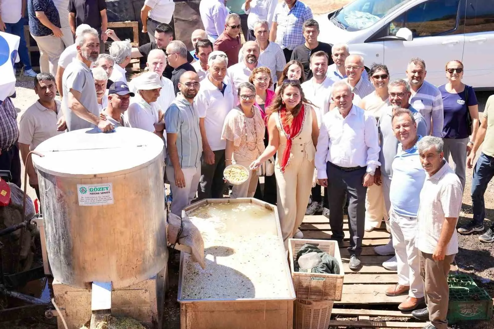Manisa'nın bereketli topraklarında hasat heyecanı: 63 yıllık gelenek şenlikle kutlandı
