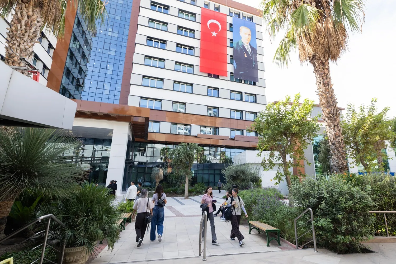 Yaşar Üniversitesi’nin çevreci kampüs vizyonuna uluslararası onay