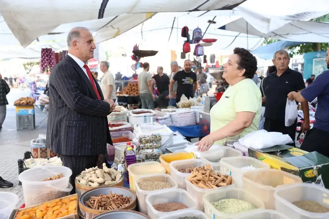 İncirliova’da samimi buluşma: Başkan Kaya pazar yerinde vatandaşla kucaklaştı