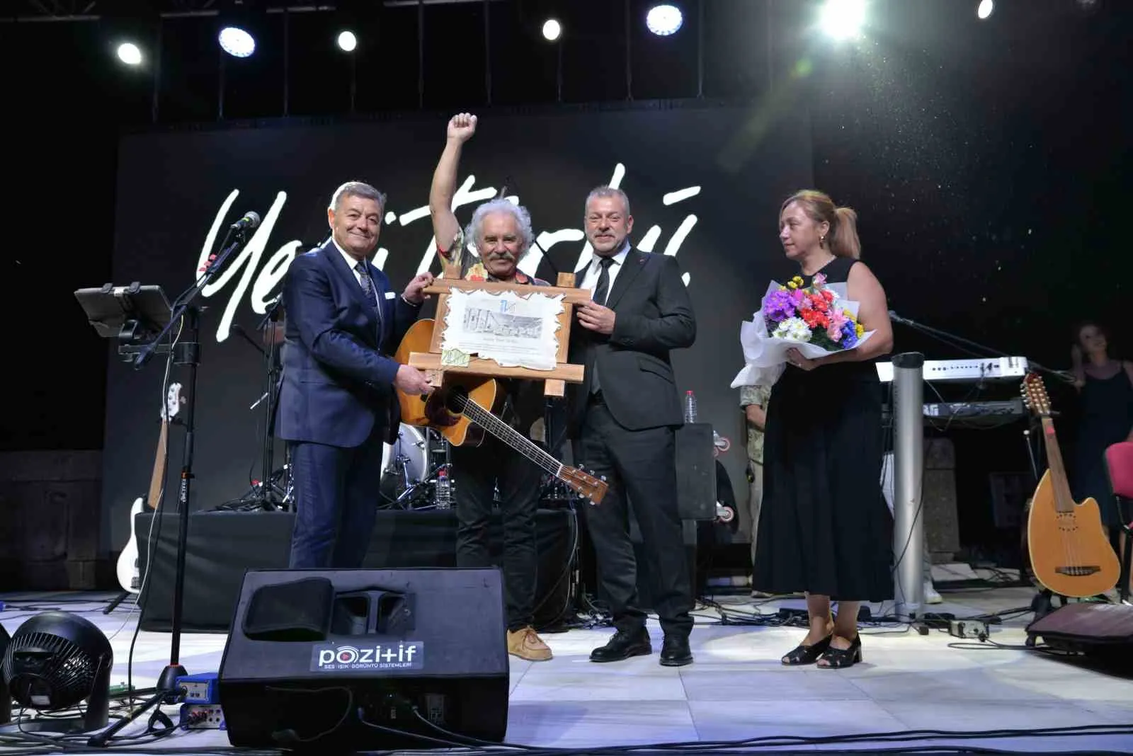 Antik kentte kurtuluş coşkusu: Yeni Türkü 50. yılını Bergama’da kutladı