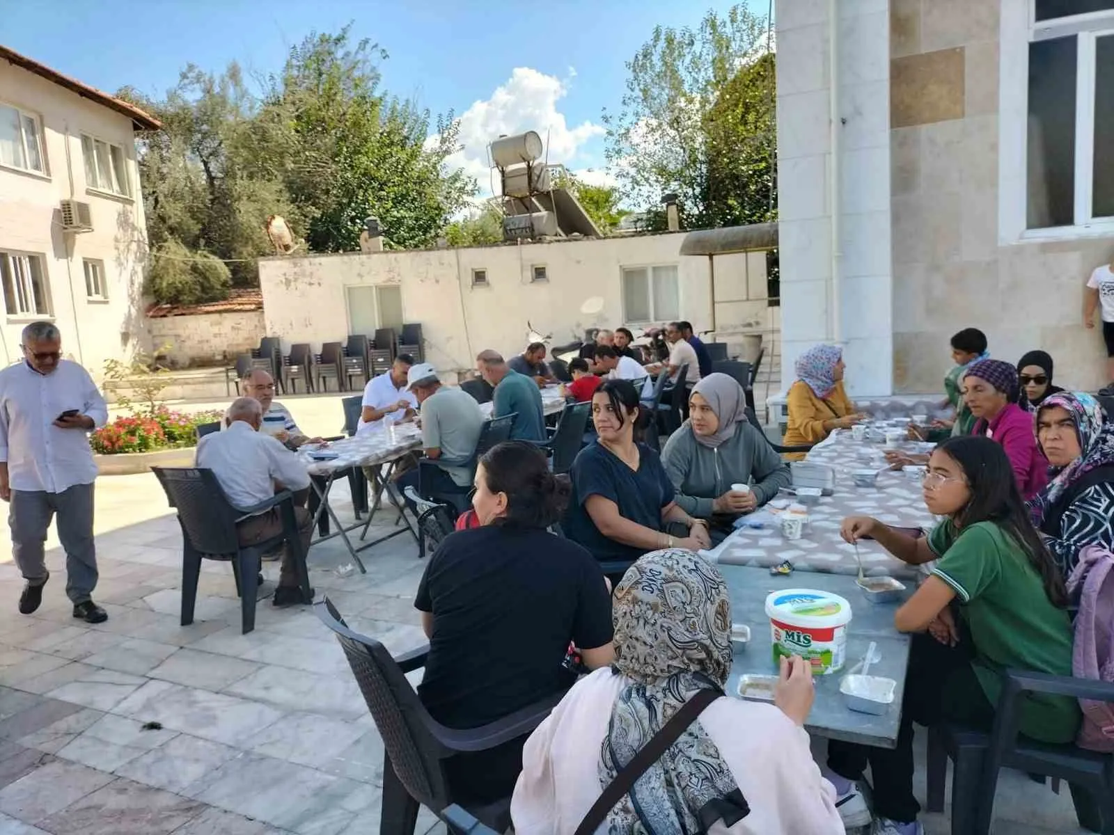 Köyceğiz’de çeyrek asrı deviren gelenek: Aşure bereketi mahalle meydanında buluşturdu