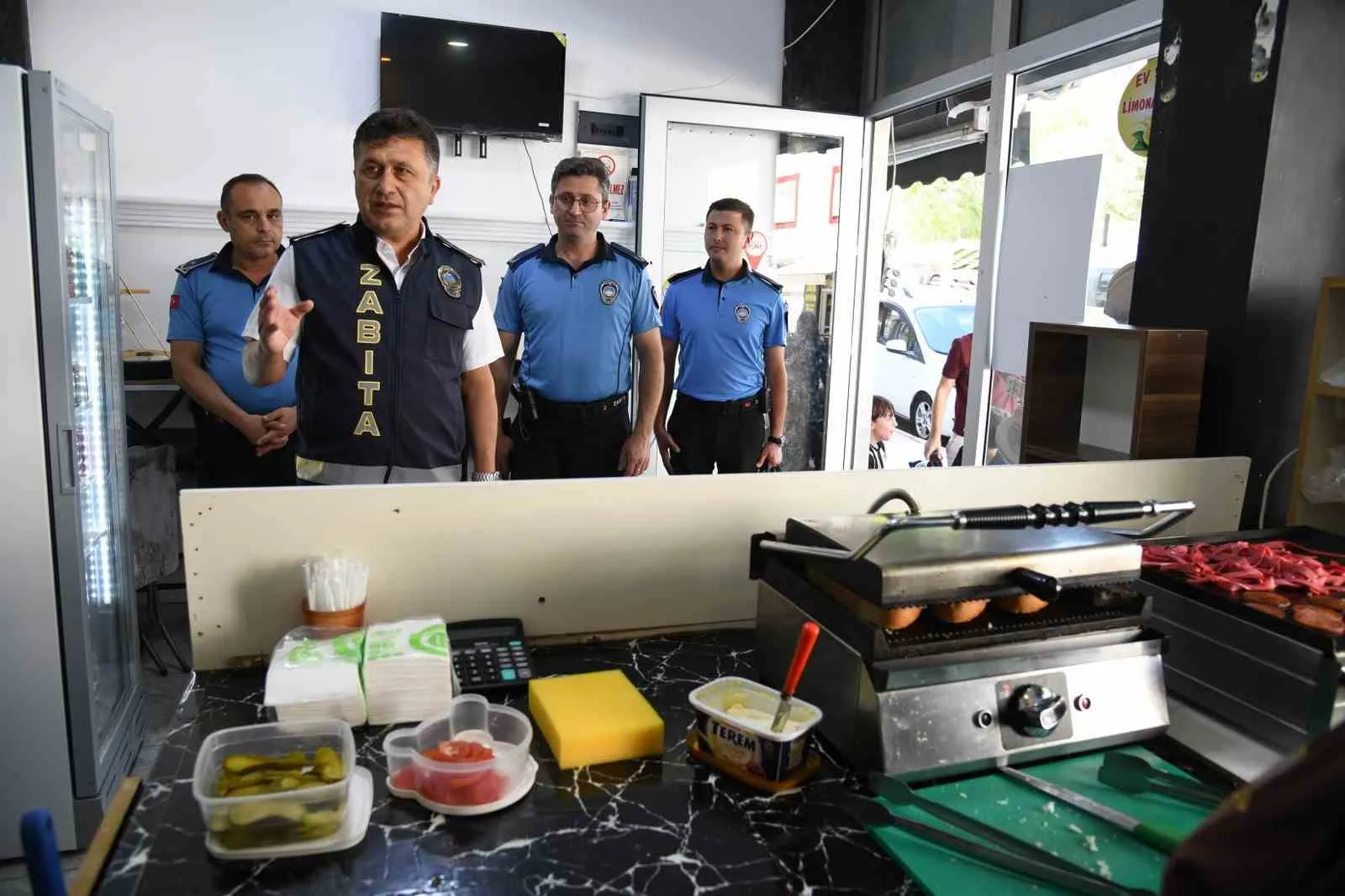 Yunusemre’de okul mesaisi: Zabıtadan gıda güvenliği operasyonu