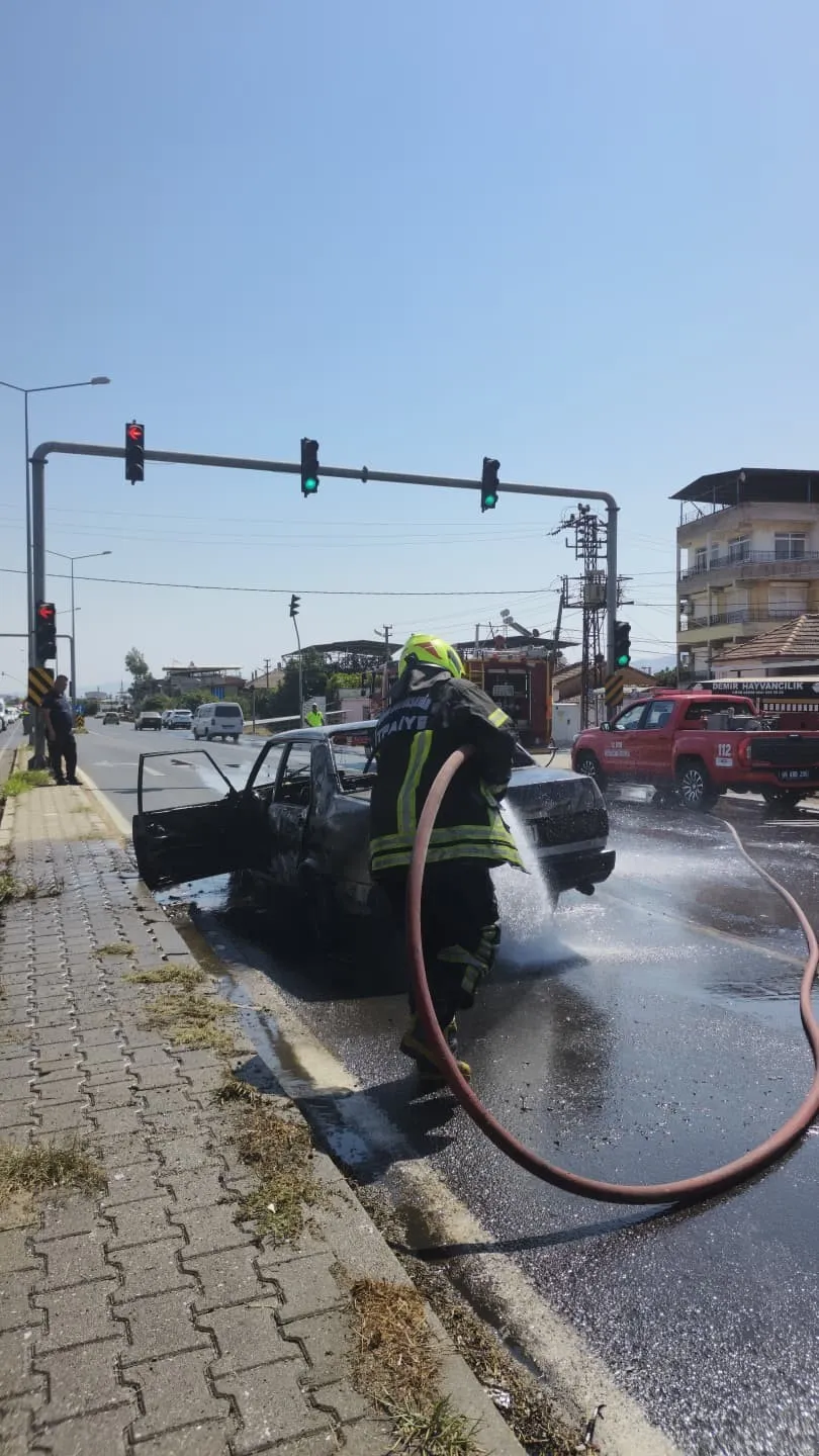 Nazilli yolunda korku dolu anlar: Seyir halindeki otomobil alevlere teslim oldu