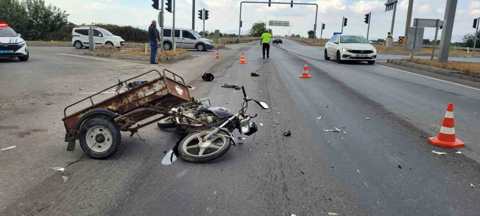 Salihli'de acı kavşak: Sepetli motosiklet sürücüsü hayata tutunamadı