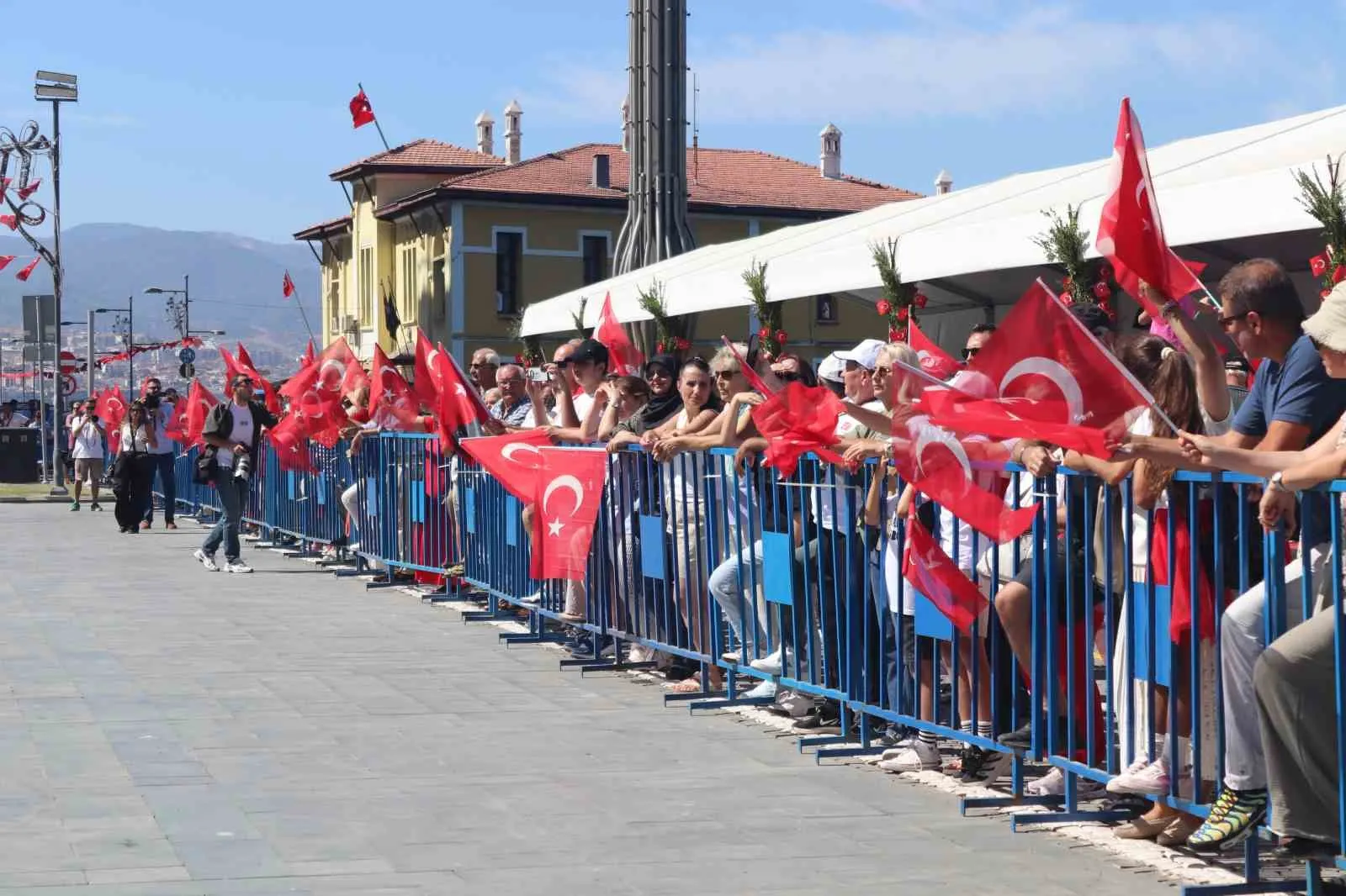 İzmir’de 9 Eylül coşkusu: 104 yıllık bağımsızlık destanı meydanlarda yankılandı