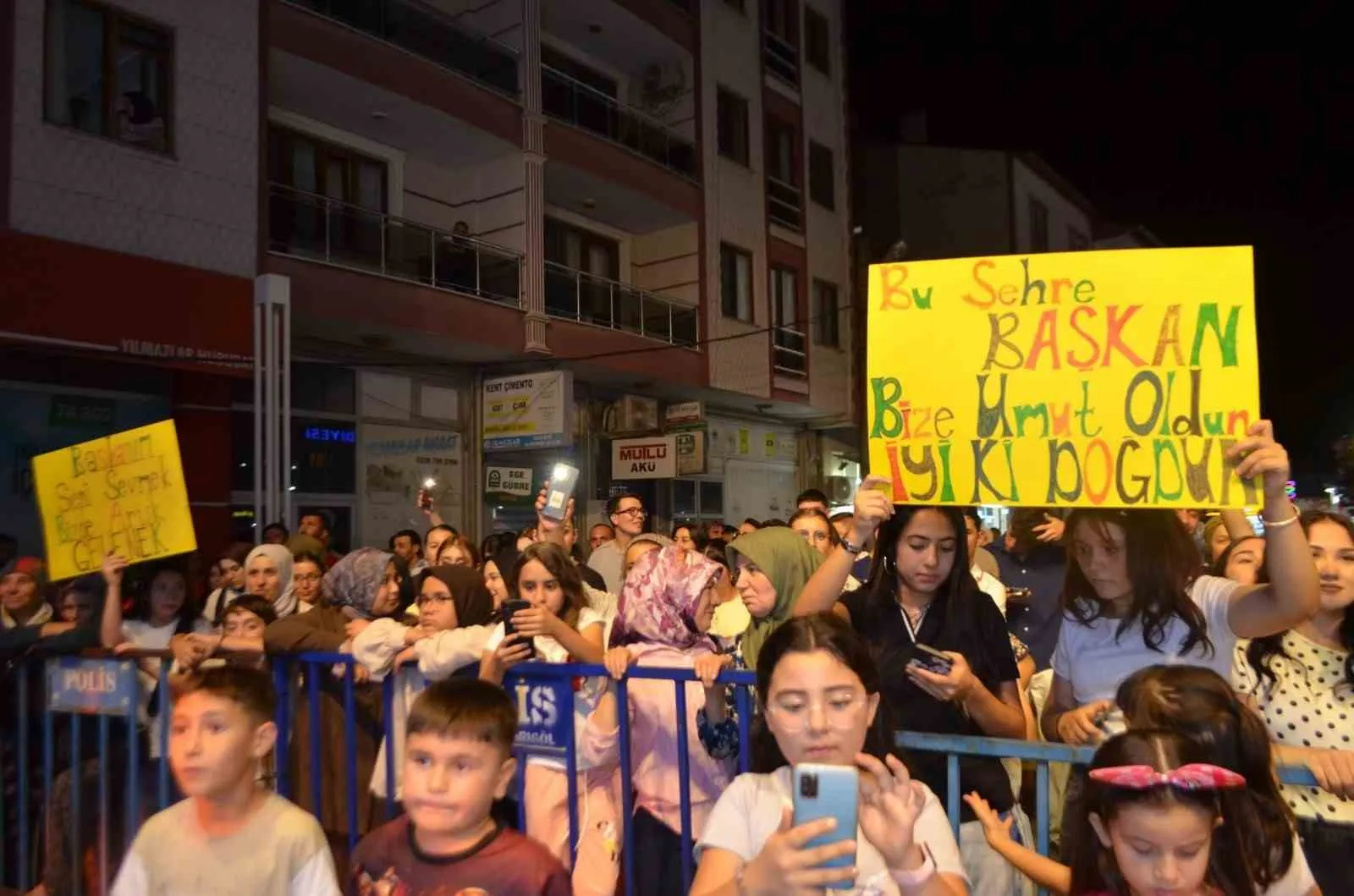 Selendi'de festival finalinde çifte kutlama: Başkan Daban'a sahnede büyük sürpriz