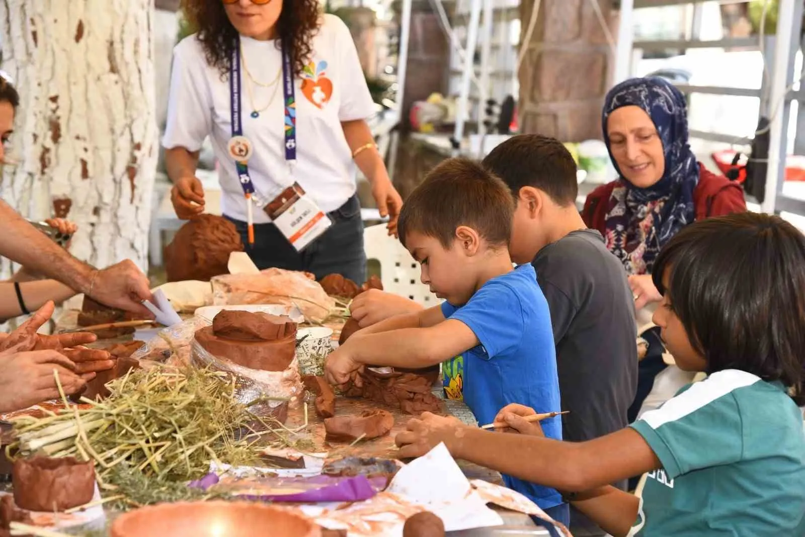 Menemen'de sanat denizin derinliklerine iniyor: Çömlekler canlılar için yuva olacak