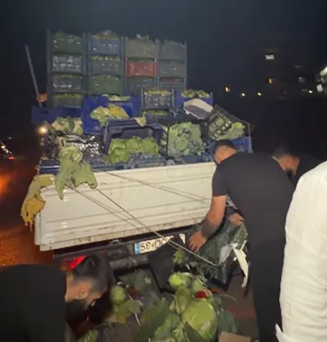Menemen'de yürek ısıtan dayanışma: Yola saçılan ürünleri el birliğiyle topladılar