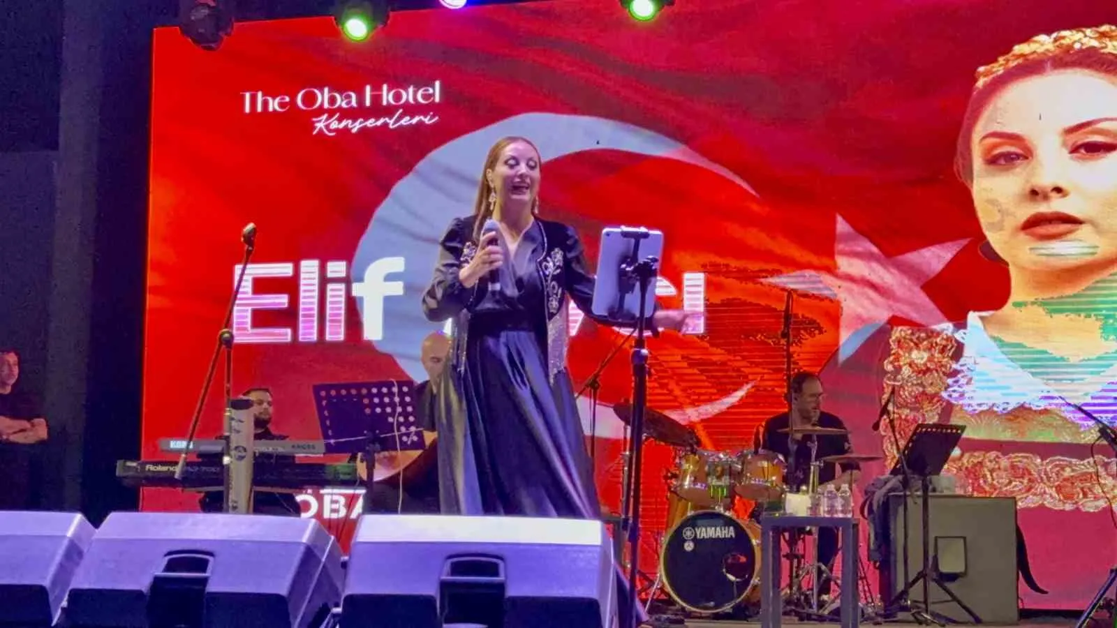 Elif Avcı Bodrum gecelerinde türkü rüzgarı estirdi