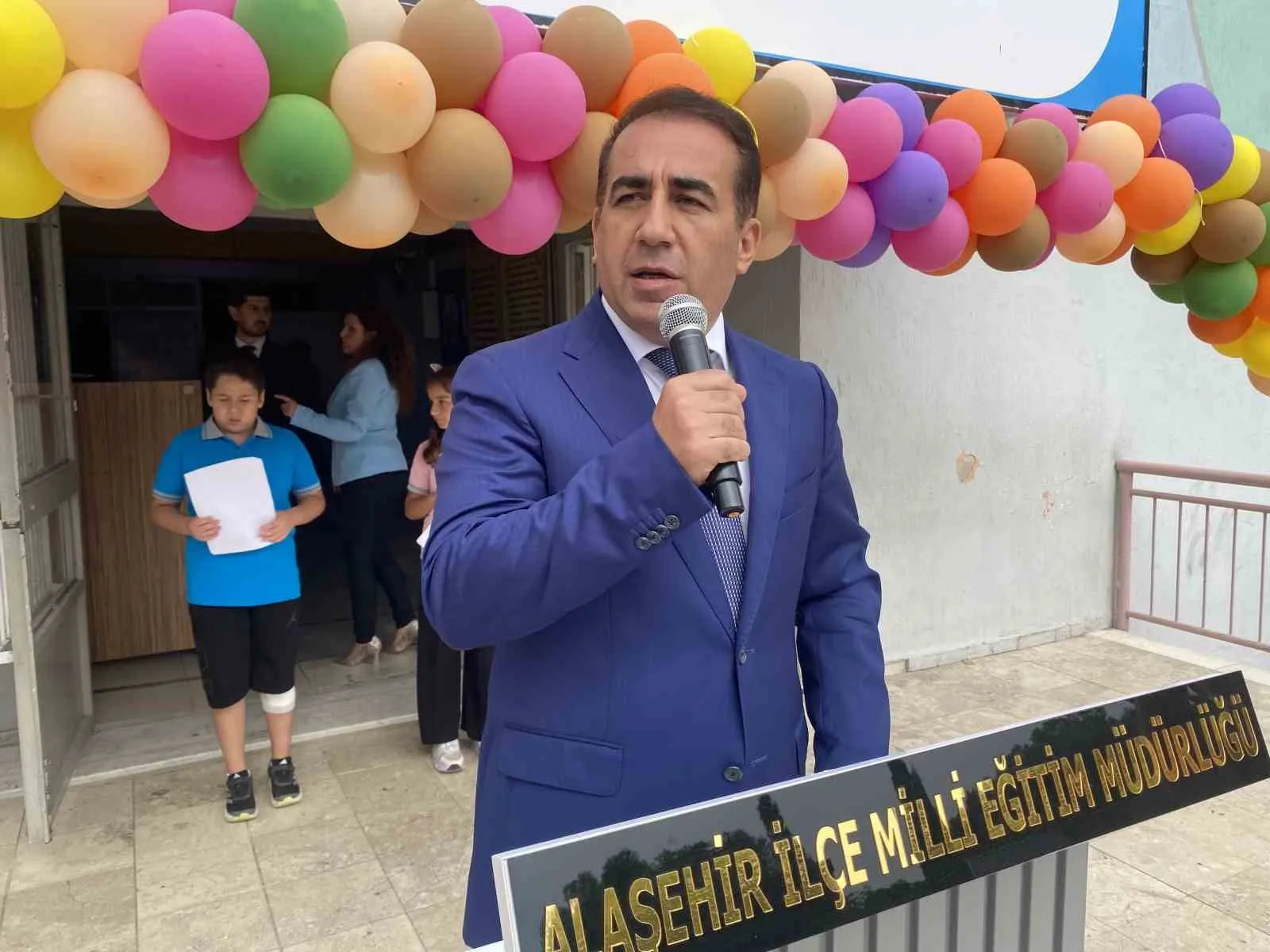 Alaşehir’de ders zili coşkuyla çaldı: 18 bin öğrenci için yeni dönem başladı