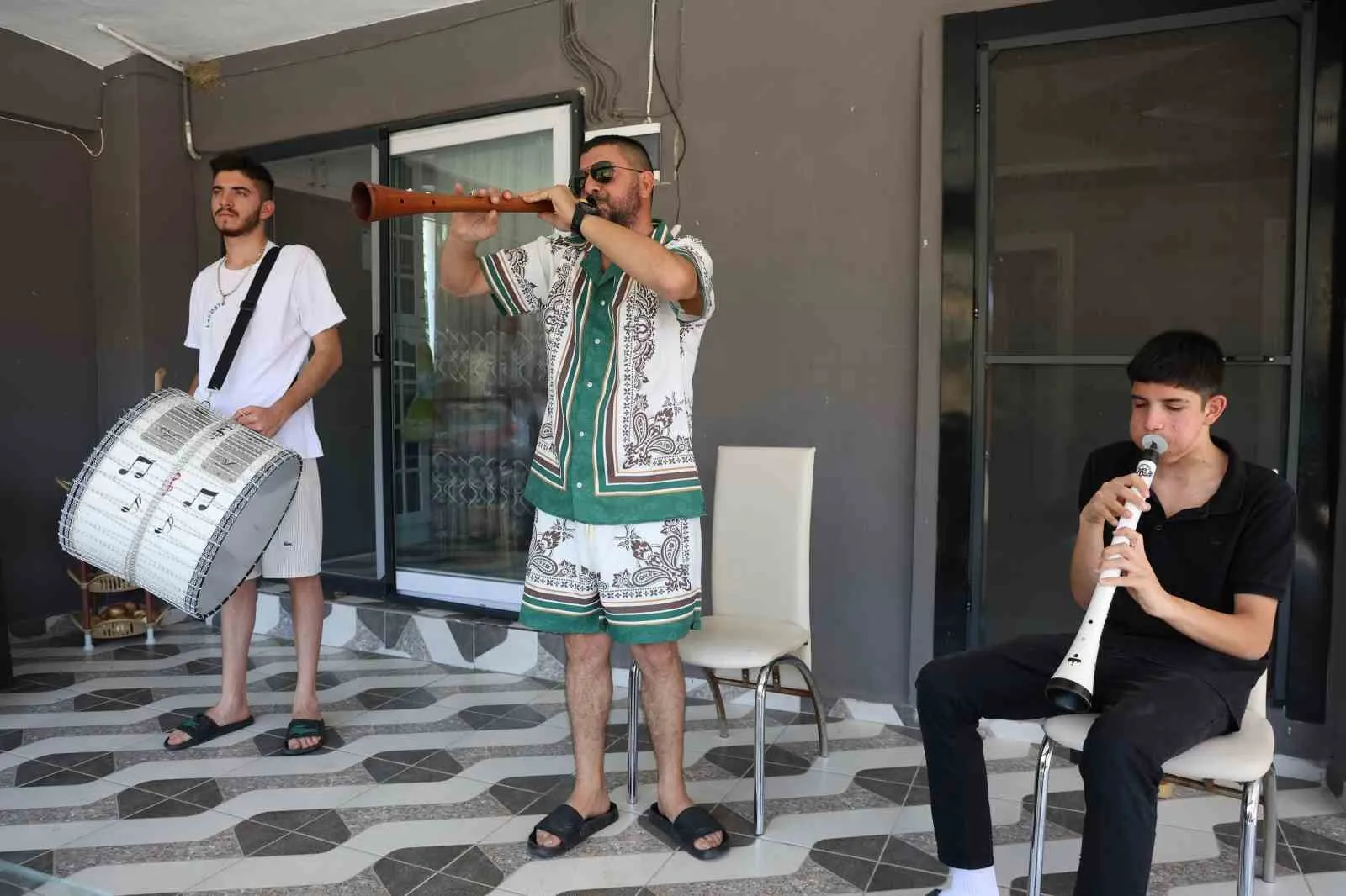 Evleri nota yuvasına dönüştü: Baba ve iki oğlu ekmeğini davul zurnadan çıkarıyor