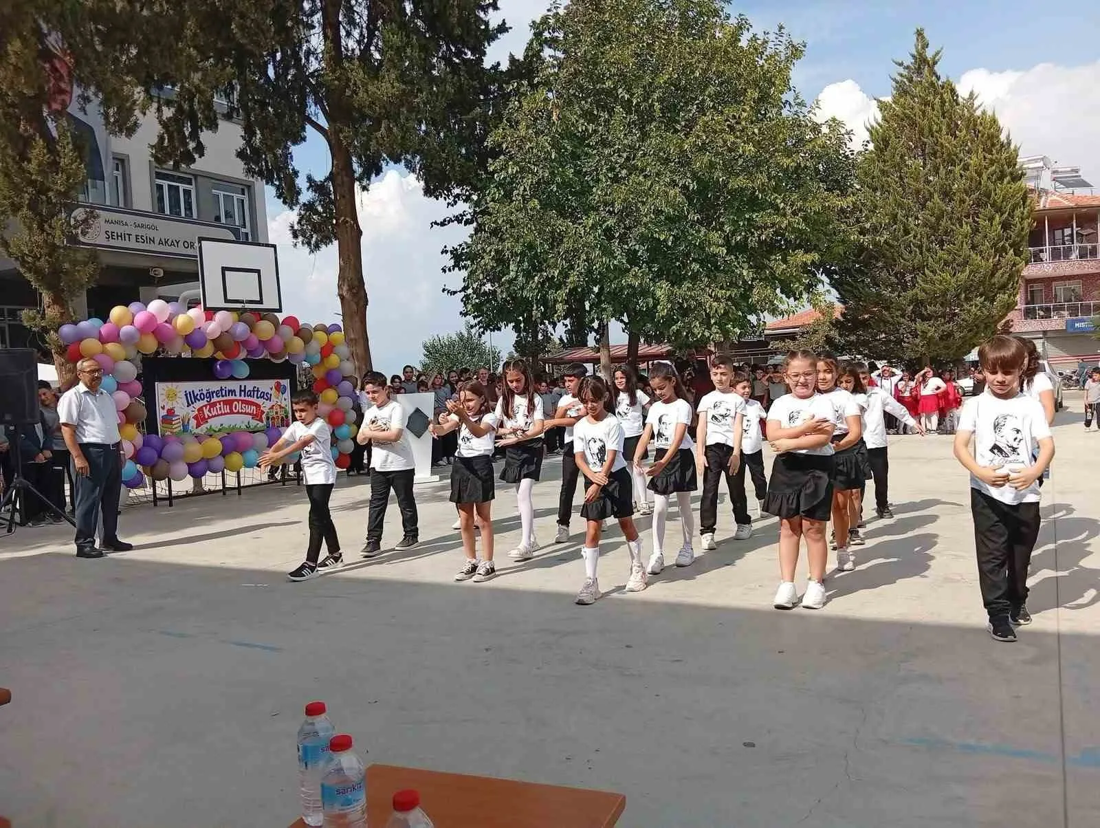 Sarıgöl'de ders zili coşkuyla çaldı: Öğrencilerin performansı ayakta alkışlandı