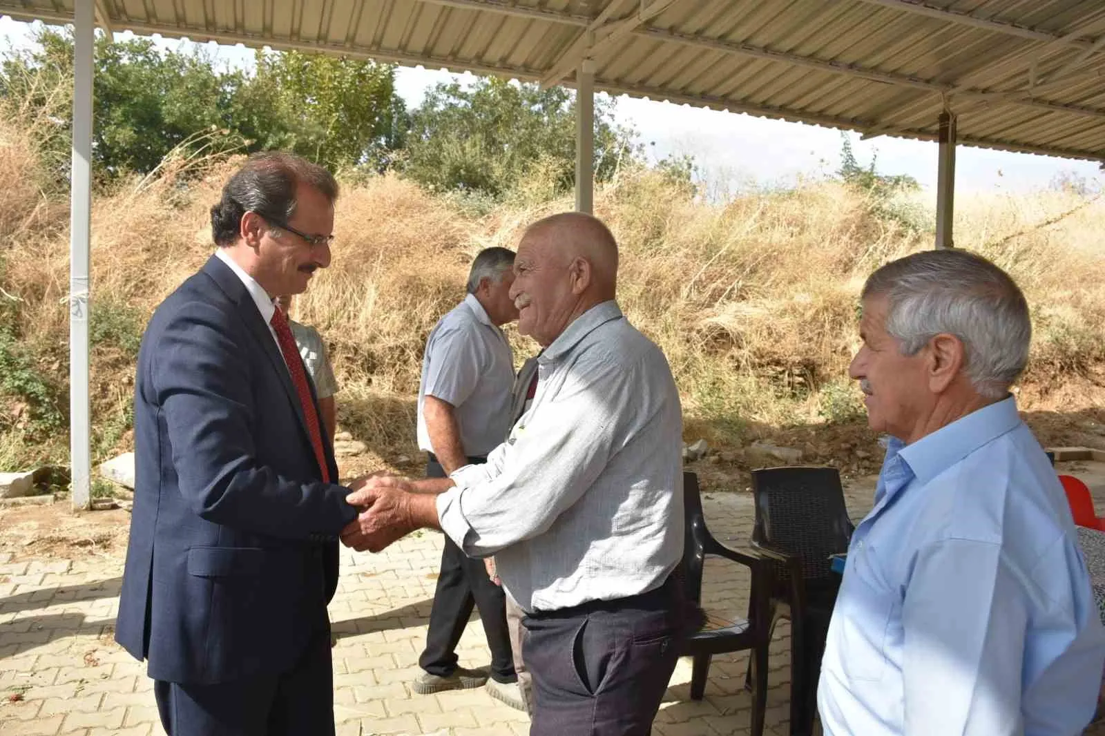 Salihli’de saha mesaisi: Kaymakam Güldoğan mahallelerin nabzını tuttu