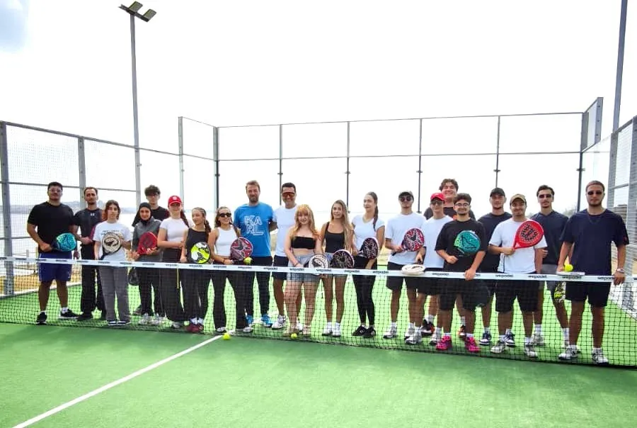 Çeşme’nin gençleri kortlarda buluştu: Padel rüzgarı esiyor