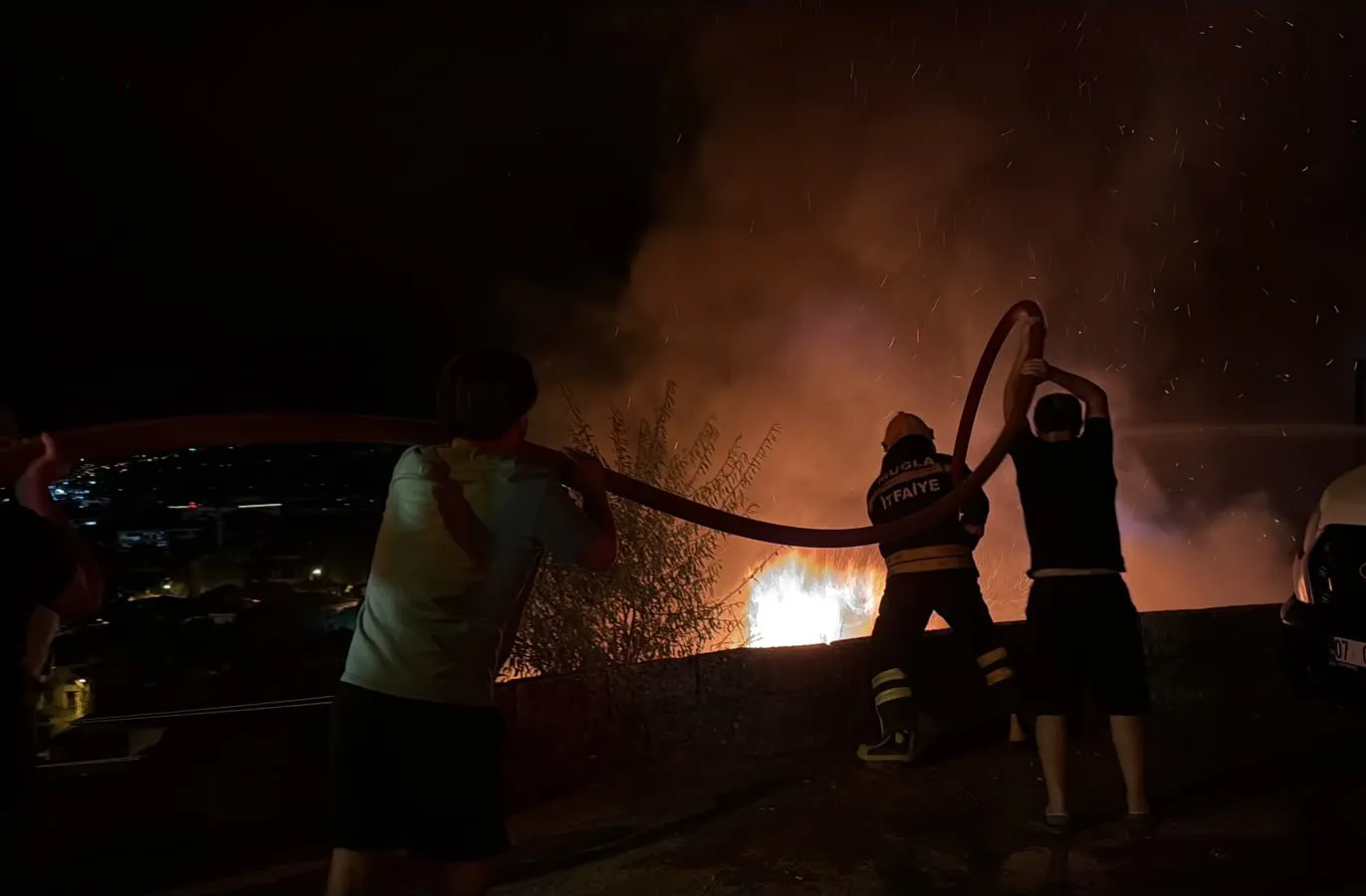 Menteşe’de gece yarısı paniği: Metruk binadaki yangın mahalleyi ayağa kaldırdı