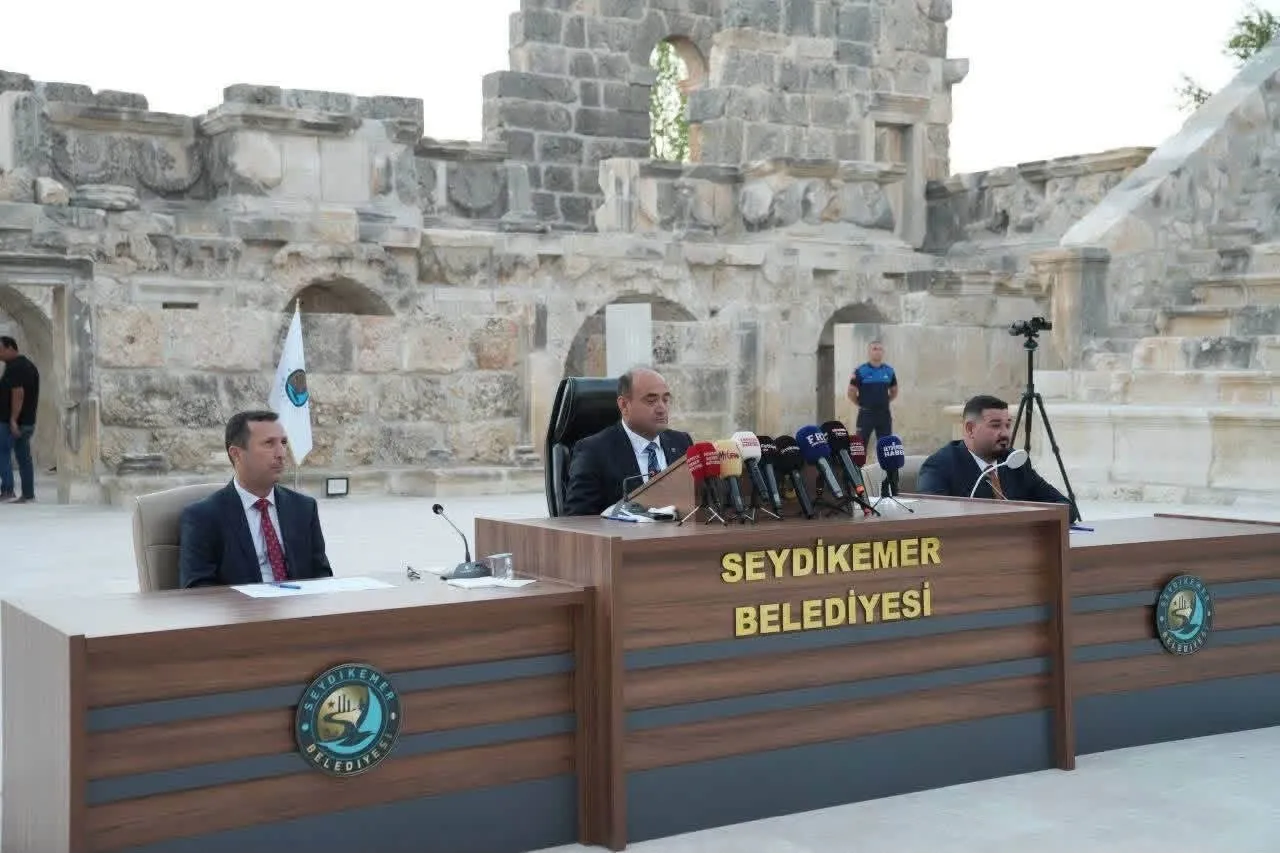 Seydikemer’de tarihi buluşma: Meclis kararları antik kentin gölgesinde alındı