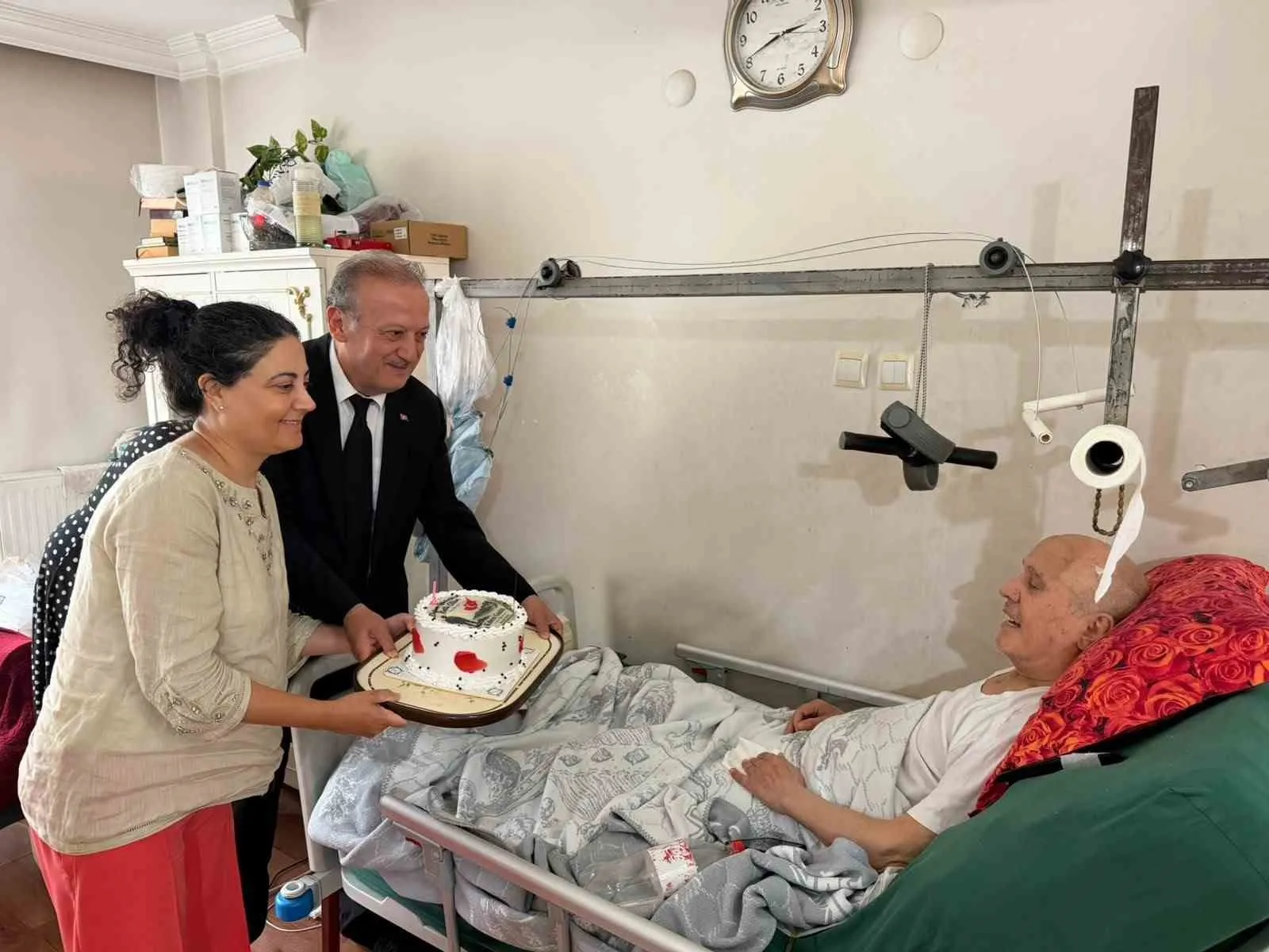 Kahraman gazinin evinde duygusal doğum günü: Vatan millet sağ olsun