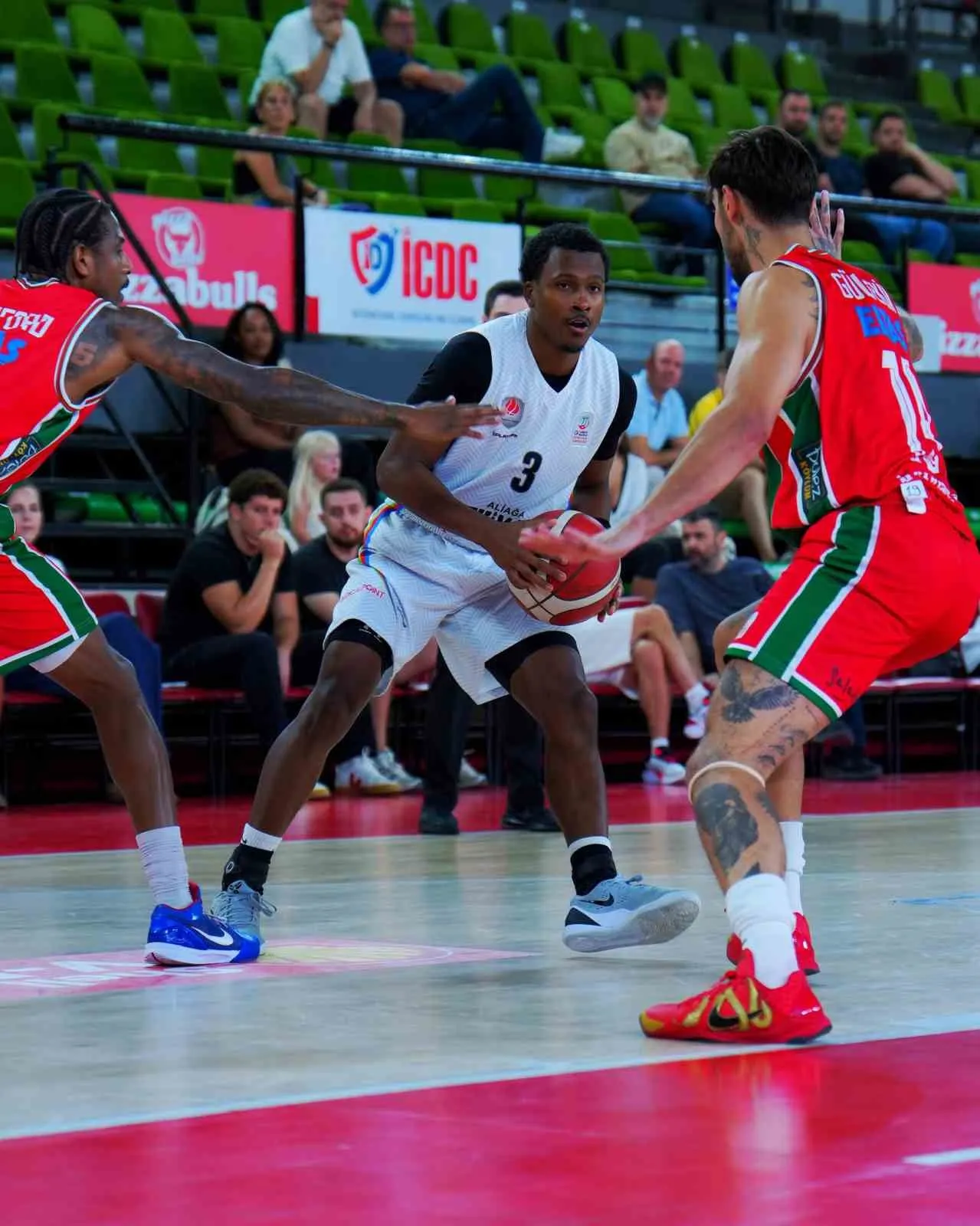 İzmir'in basketbol devleri kozlarını paylaştı: Petkimspor deplasmanda hata yapmadı