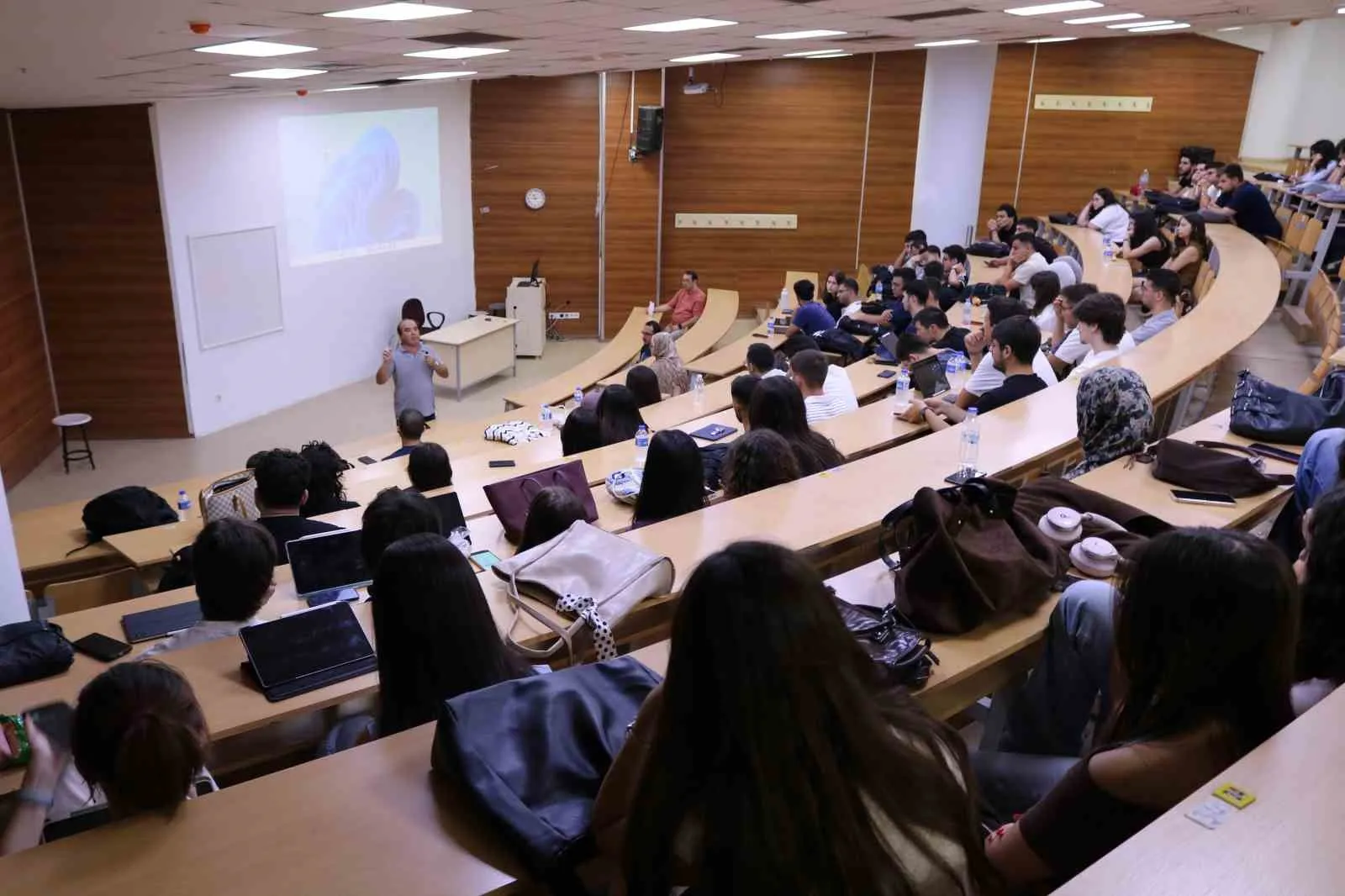 ADÜ'de yeni dönem heyecanı: Öğrencilere akademik rehberlik desteği