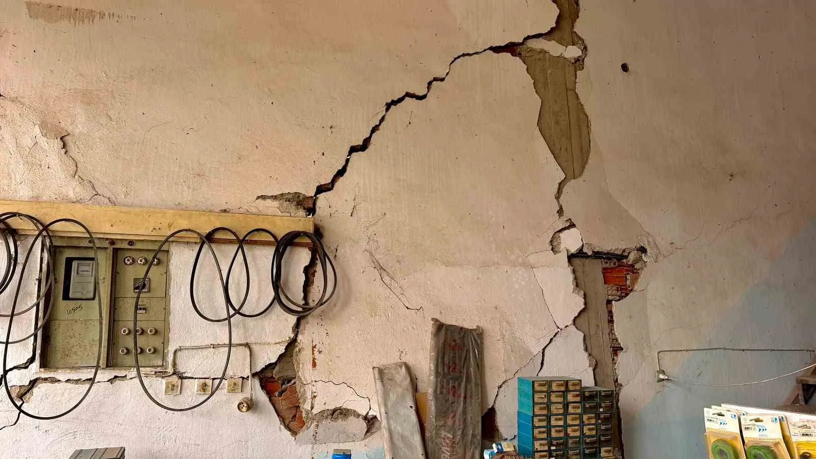 Bolvadin Sanayi Sitesi'nde korkutan tablo: Dükkanlar yerle bir olma tehlikesiyle karşı karşıya