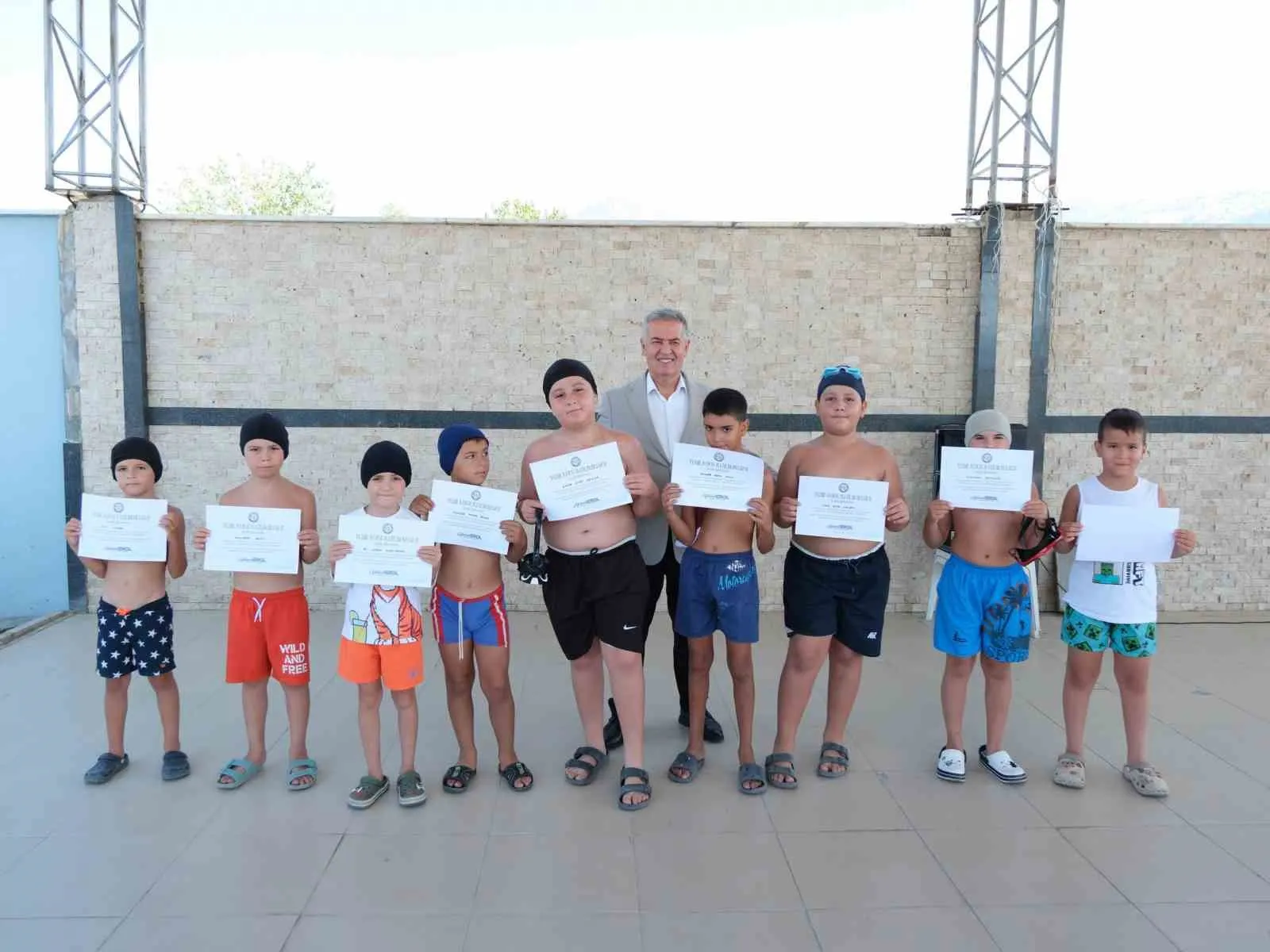 Buharkentli minikler için havuzda final: Başkan Erol’dan genç sporculara veda