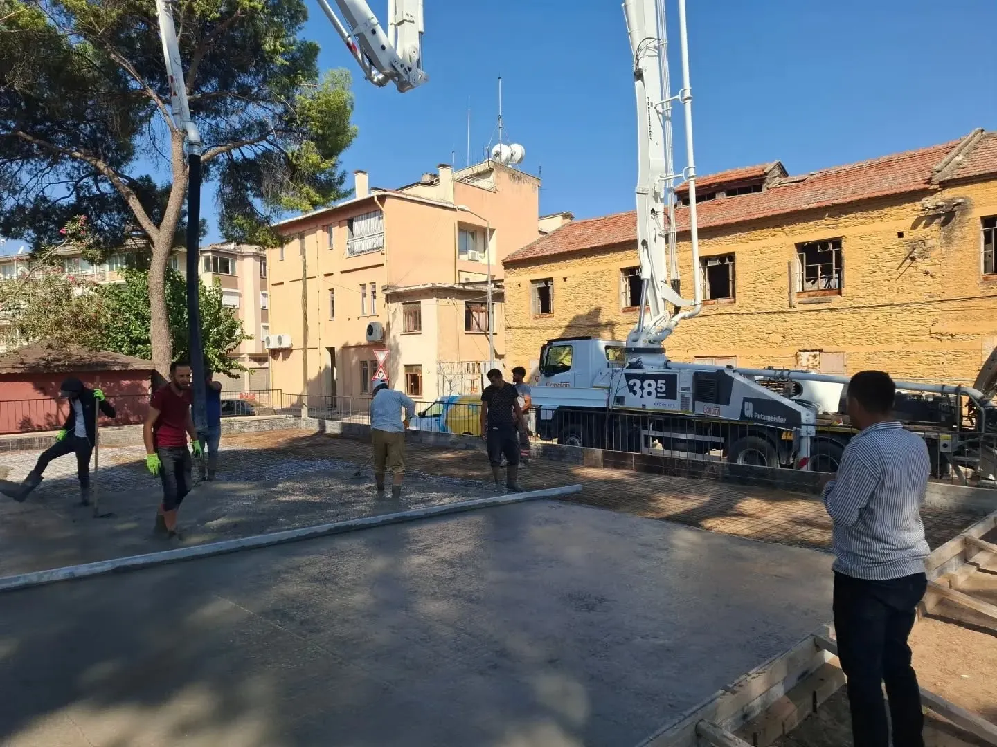 Yenipazar’da çehre değişiyor: Hem spor alanları yenileniyor hem de caddeler yeşilleniyor