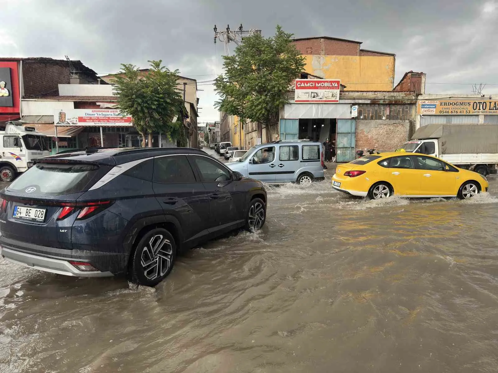 Uşak’ta akşam kabusu: Sağanak ve dolu trafiği kilitledi