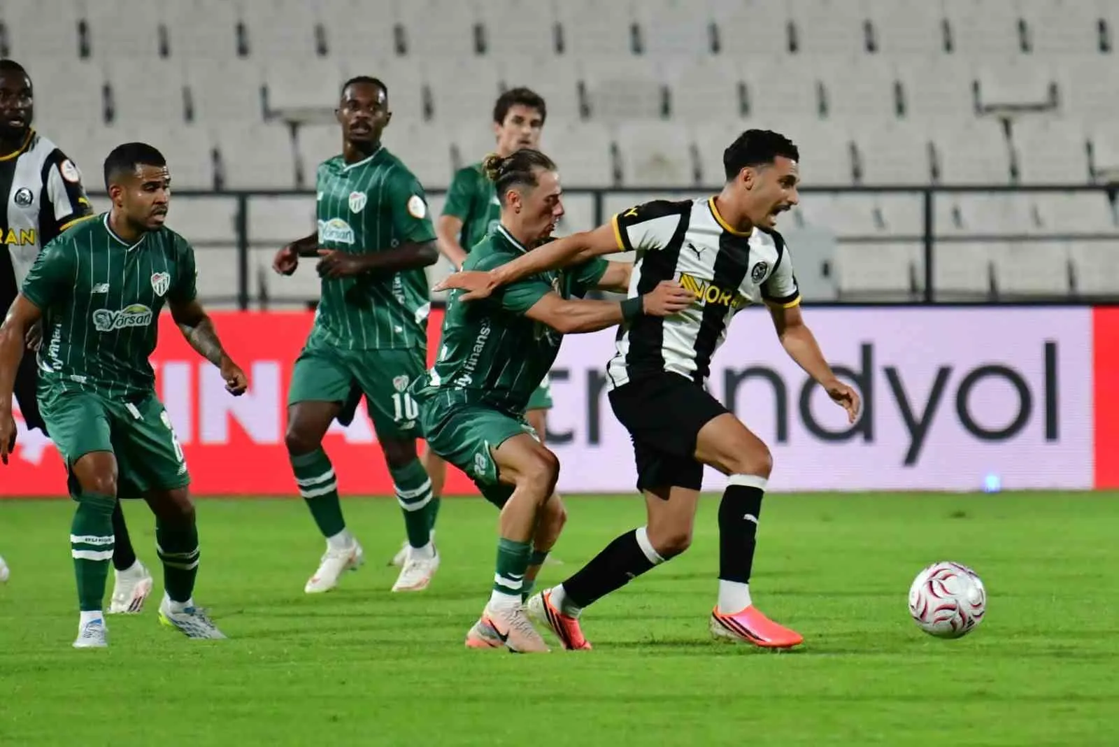 Manisa'da nefes kesen düello: Bursaspor son dakikada güldü