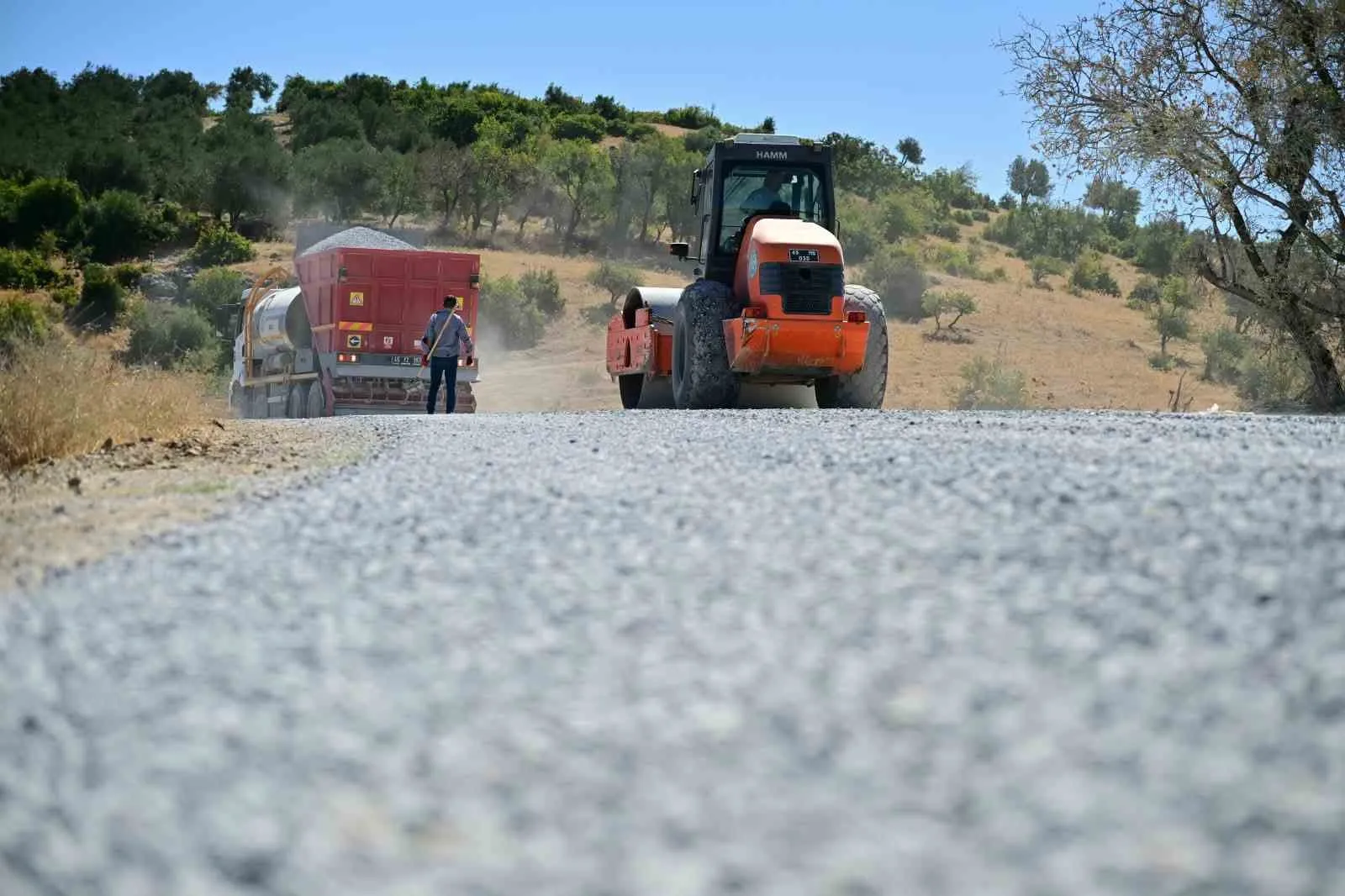 Manisa'da 10 mahallenin kaderi değişti: Yarım asırlık yol çilesi asfaltla bitti