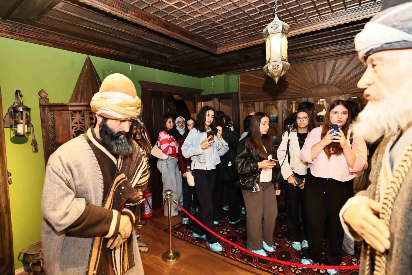 Manisa’ya yeni gelen üniversiteliler şehri adım adım keşfetti