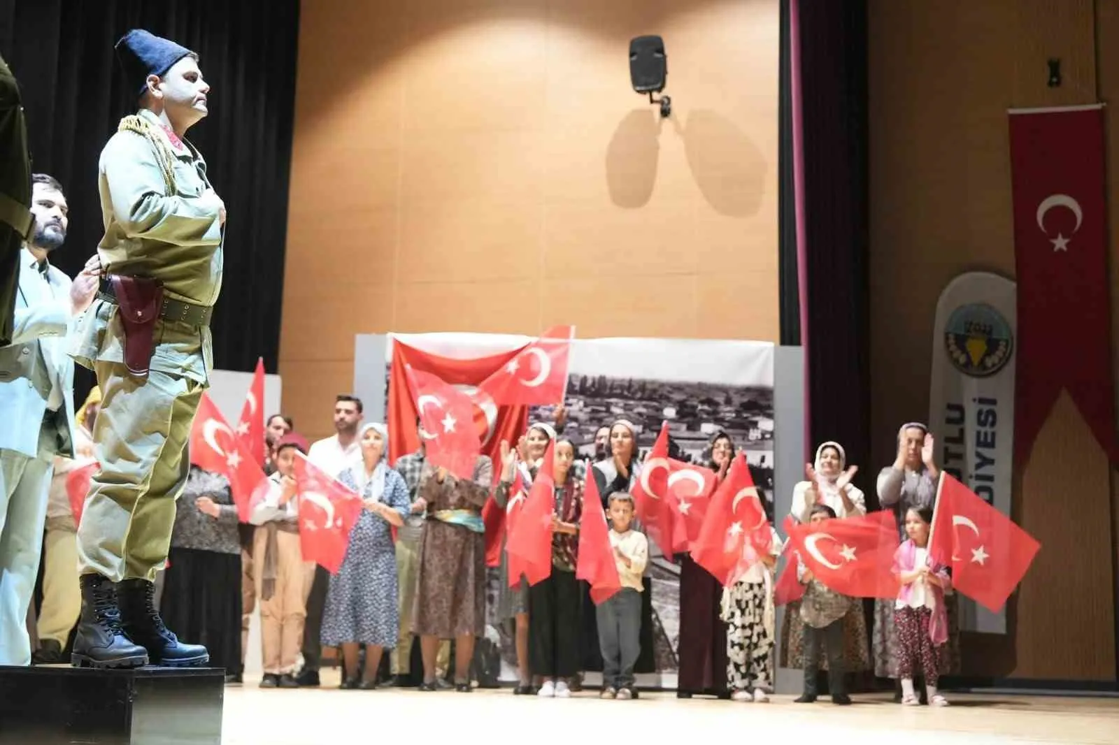 Turgutlu’nun hafızası sahnede canlandı: Bir kentin yeniden doğuş öyküsü