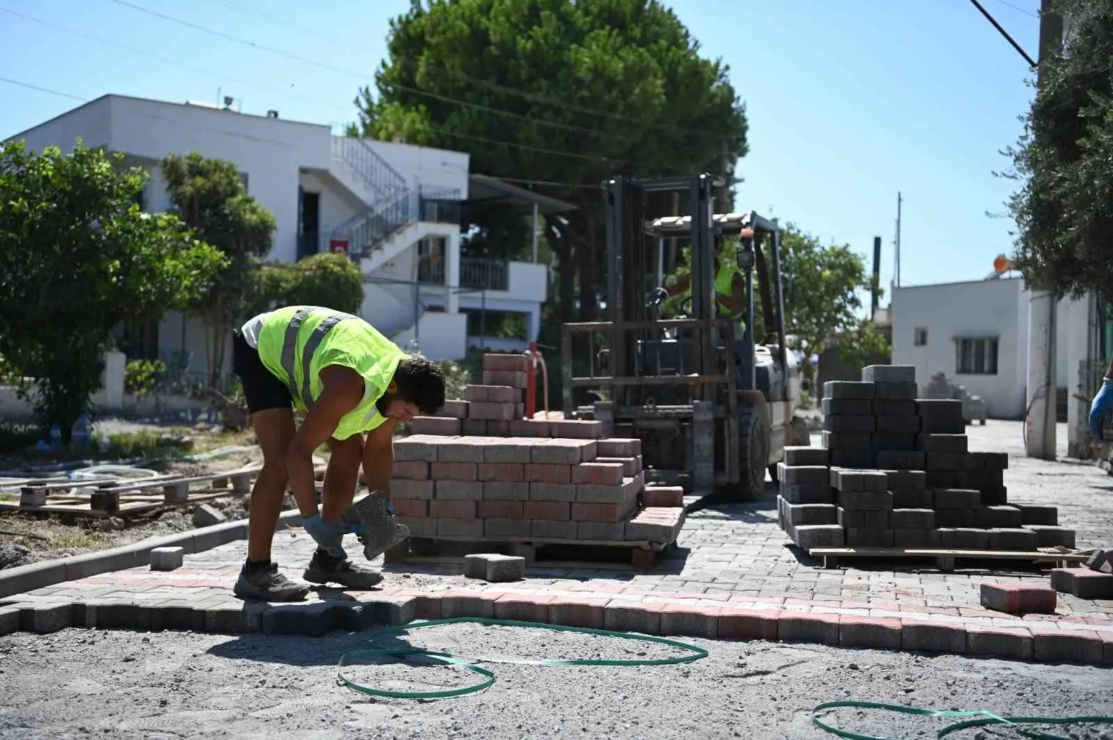 Kuşadası'nda ulaşım konforu için dev hamle: Tek haftada 68 noktada yenileme