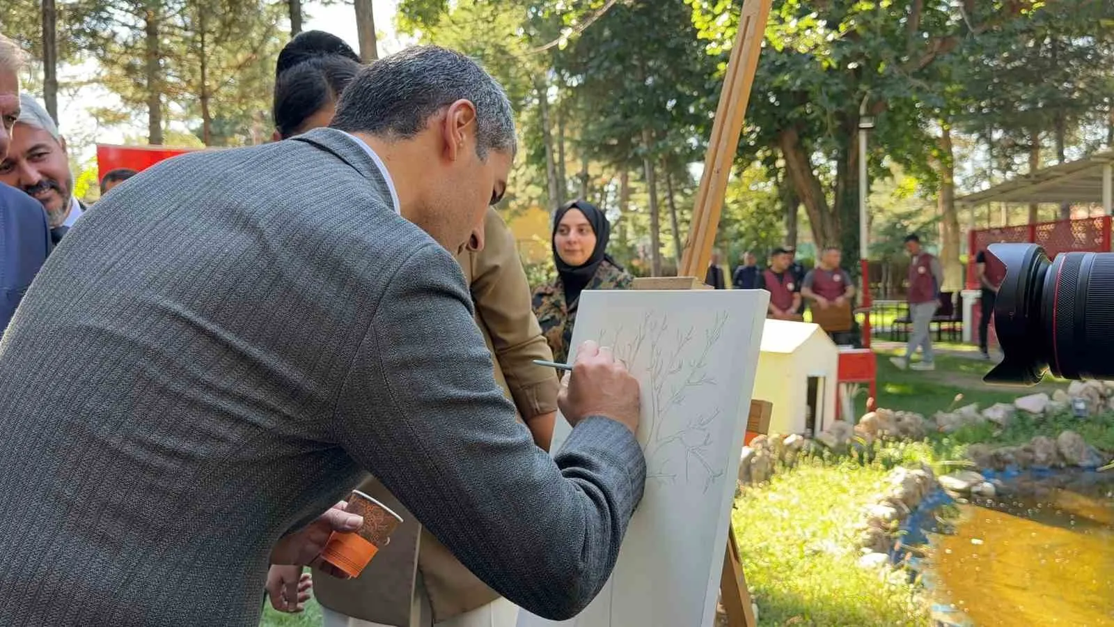 Parmaklıklar ardında sanat rüzgarı: Geri dönüşümle hayata tutunuyorlar