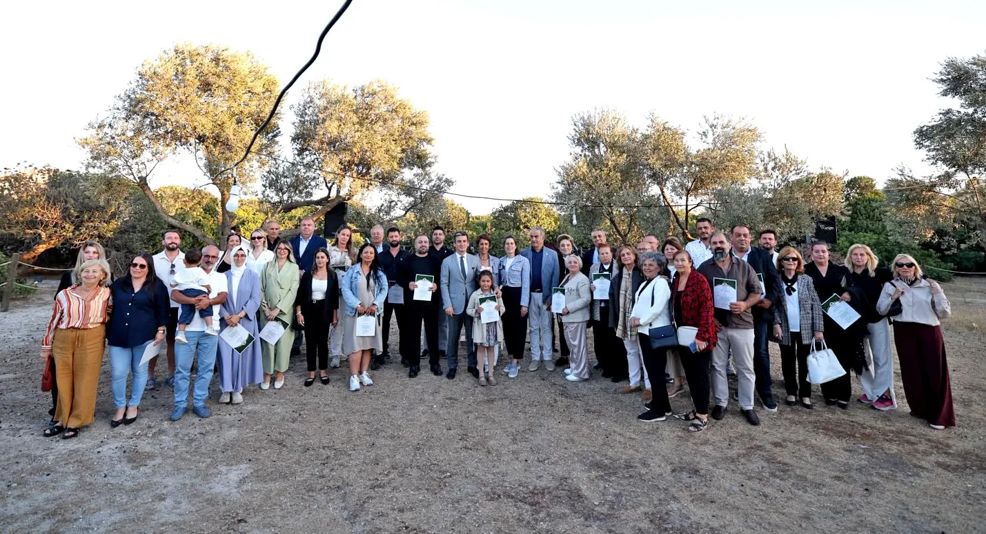 Çeşme’nin gönüllü ordusu bin çocuğu gülümsetti: Büyük dayanışmaya teşekkür plaketi