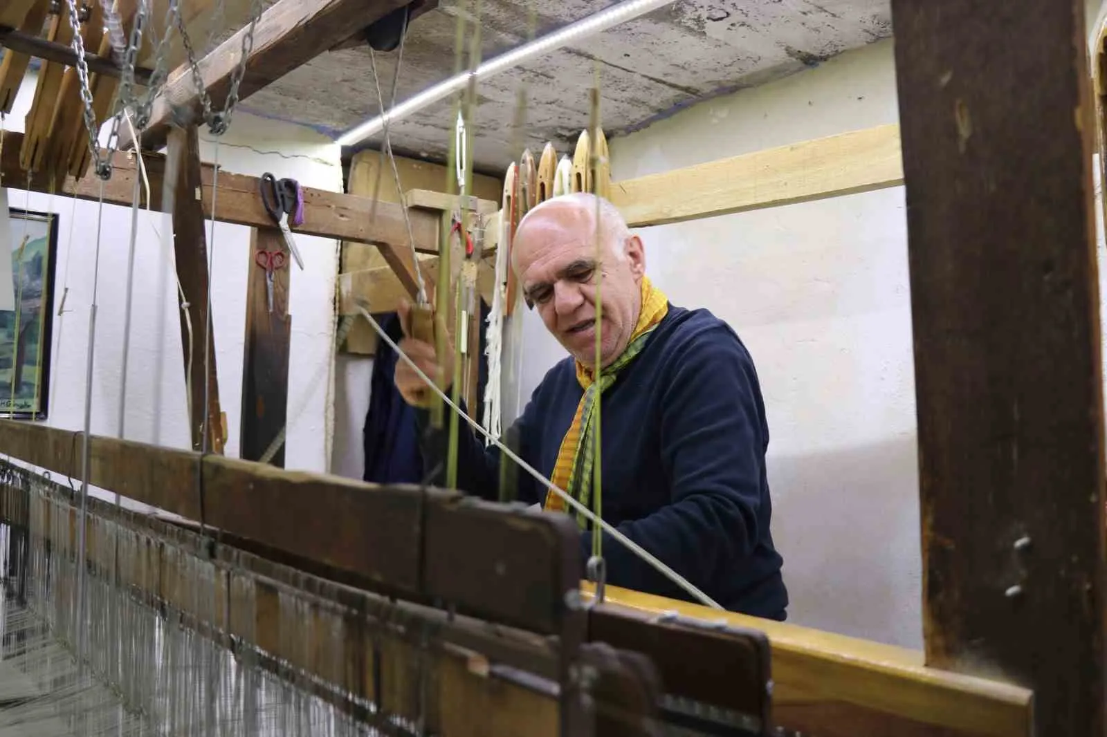 Modern fabrikalara inat: Bir ustanın elinde ilmek ilmek canlanan tarih