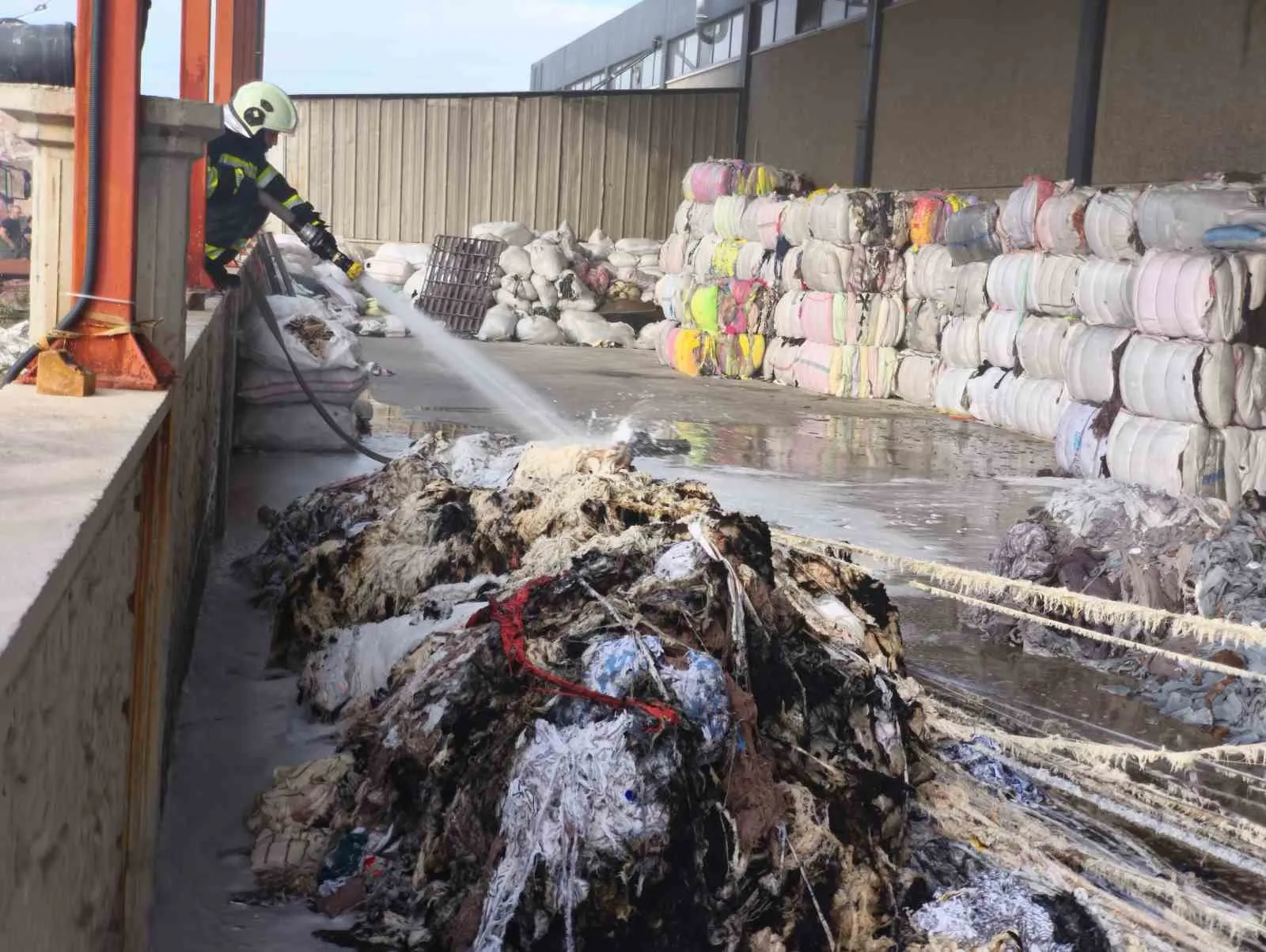 Denizli'de korkutan depo yangını: Ekipler alevleri büyümeden durdurdu