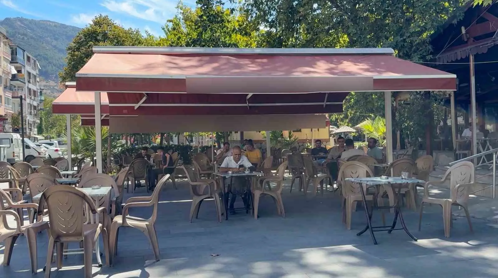 Manisa'da aile çay bahçesinde skandal: Tuvalete yerleştirilen gizli kamera yakalattı