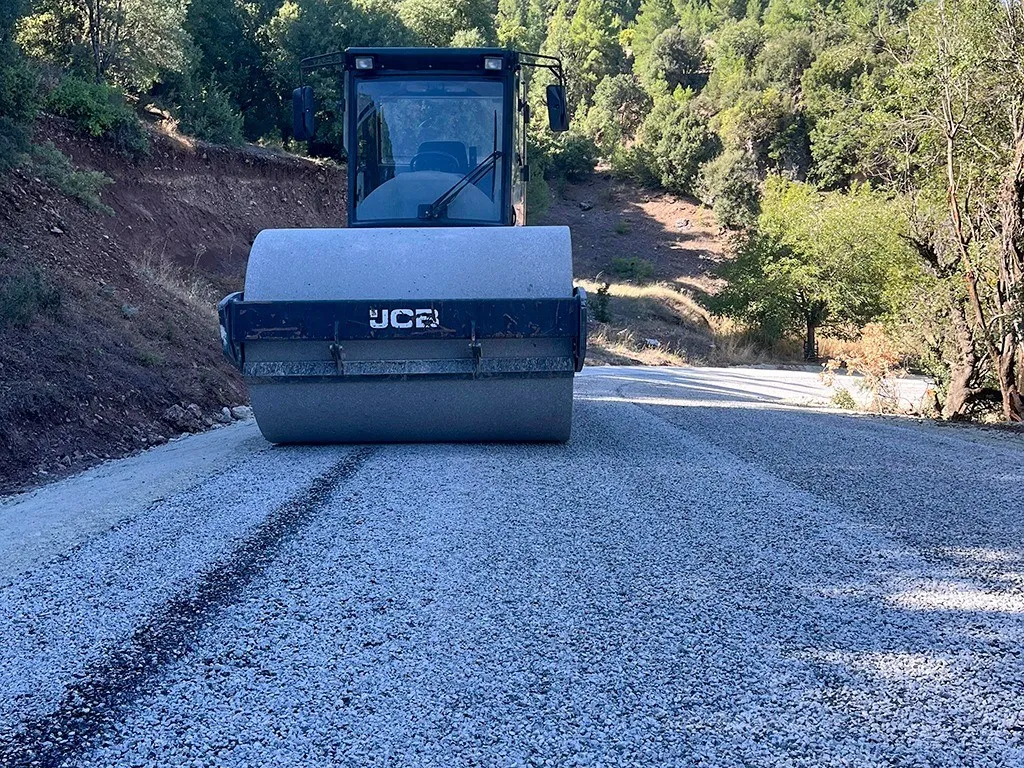 Çameli’de ulaşım seferberliği: Emecik’in yolları yenilendi