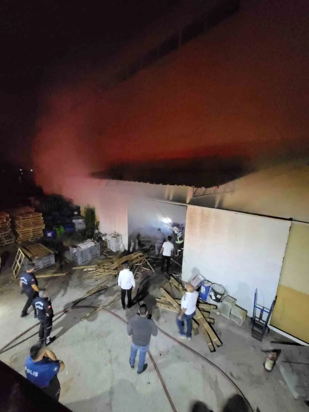Sultanhisar'da gece yarısı kabusu: Tarım deposu küle döndü