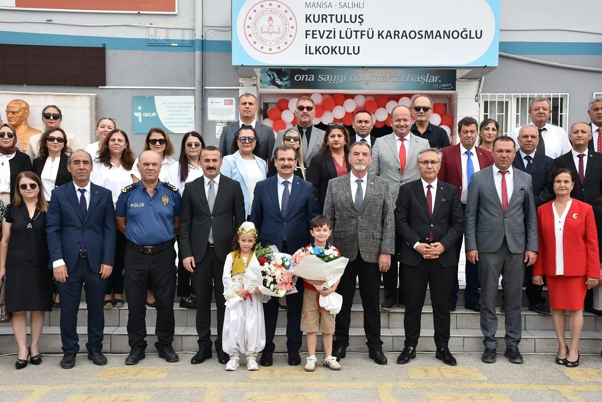 Salihli'de ders zili coşkuyla çaldı: Minik öğrencilerin gösterisi büyüledi