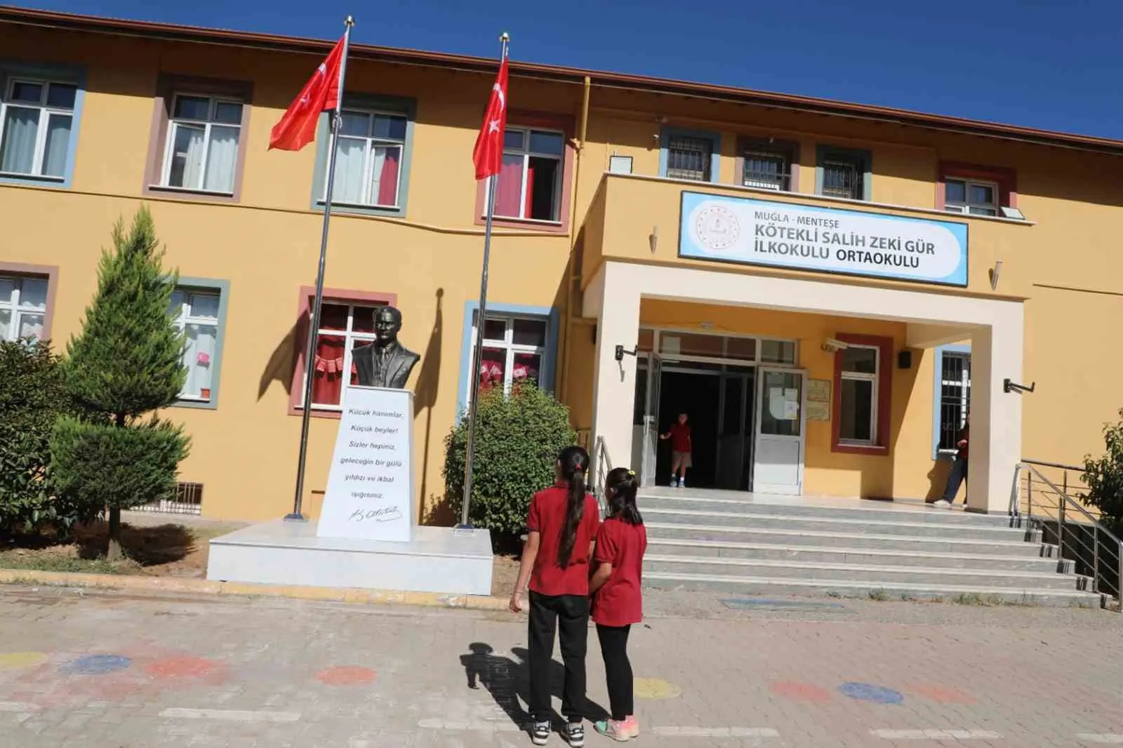 Kötekli'de çirkin saldırıya anında müdahale: Atatürk büstü yeniden eski günlerine döndü