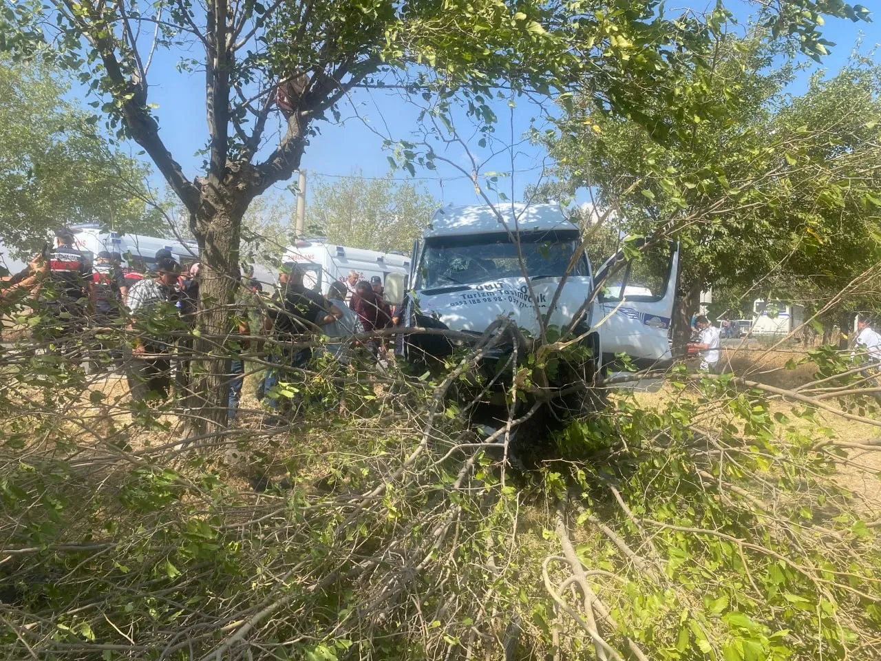 Manisa'da işçi servisi dehşeti: 14 kişi hastanelik oldu